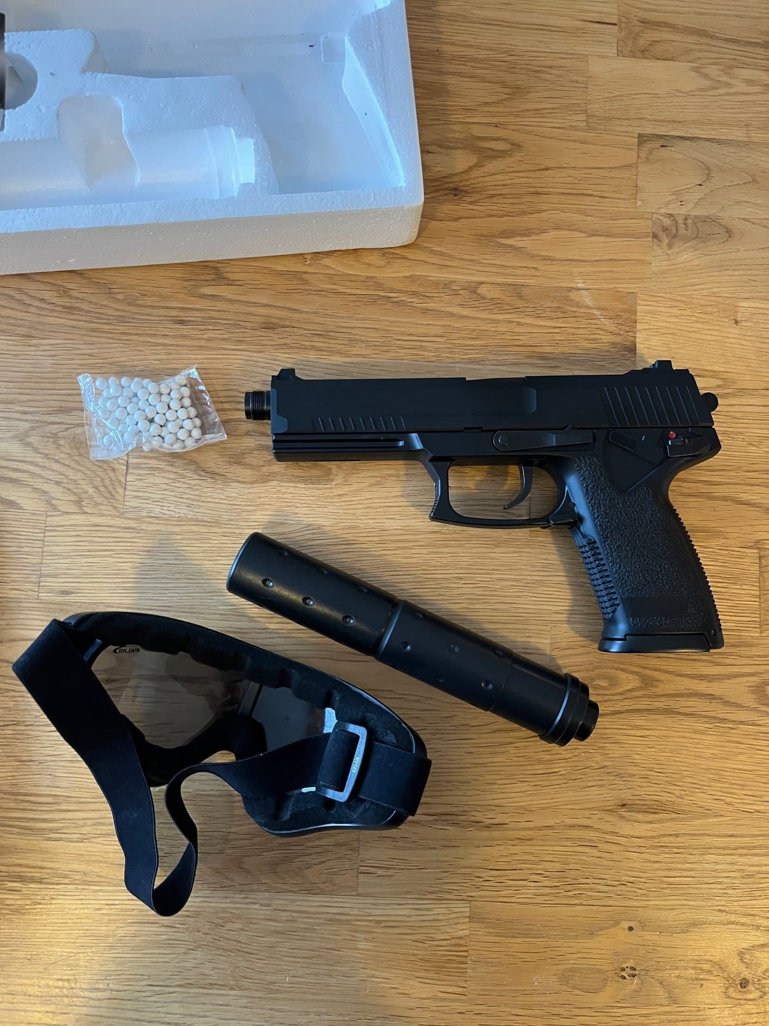 Airsoftpistol "Stealth Assassin" med tillbehör