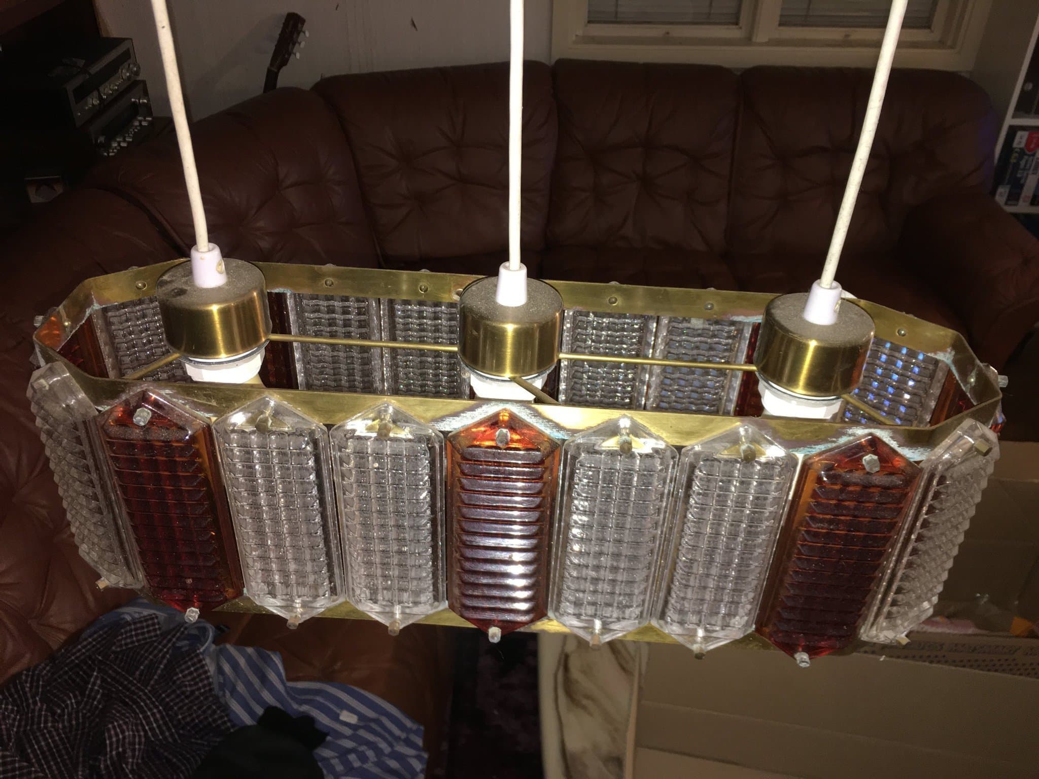 Taklampa Wiktor Berndt Flygsfors med orange och vita glasprismor 3 ljuskällor