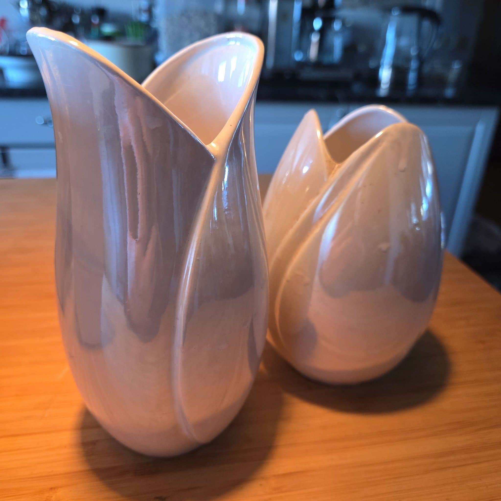 Två vita vaser i form av tulpaner i Pärlemor