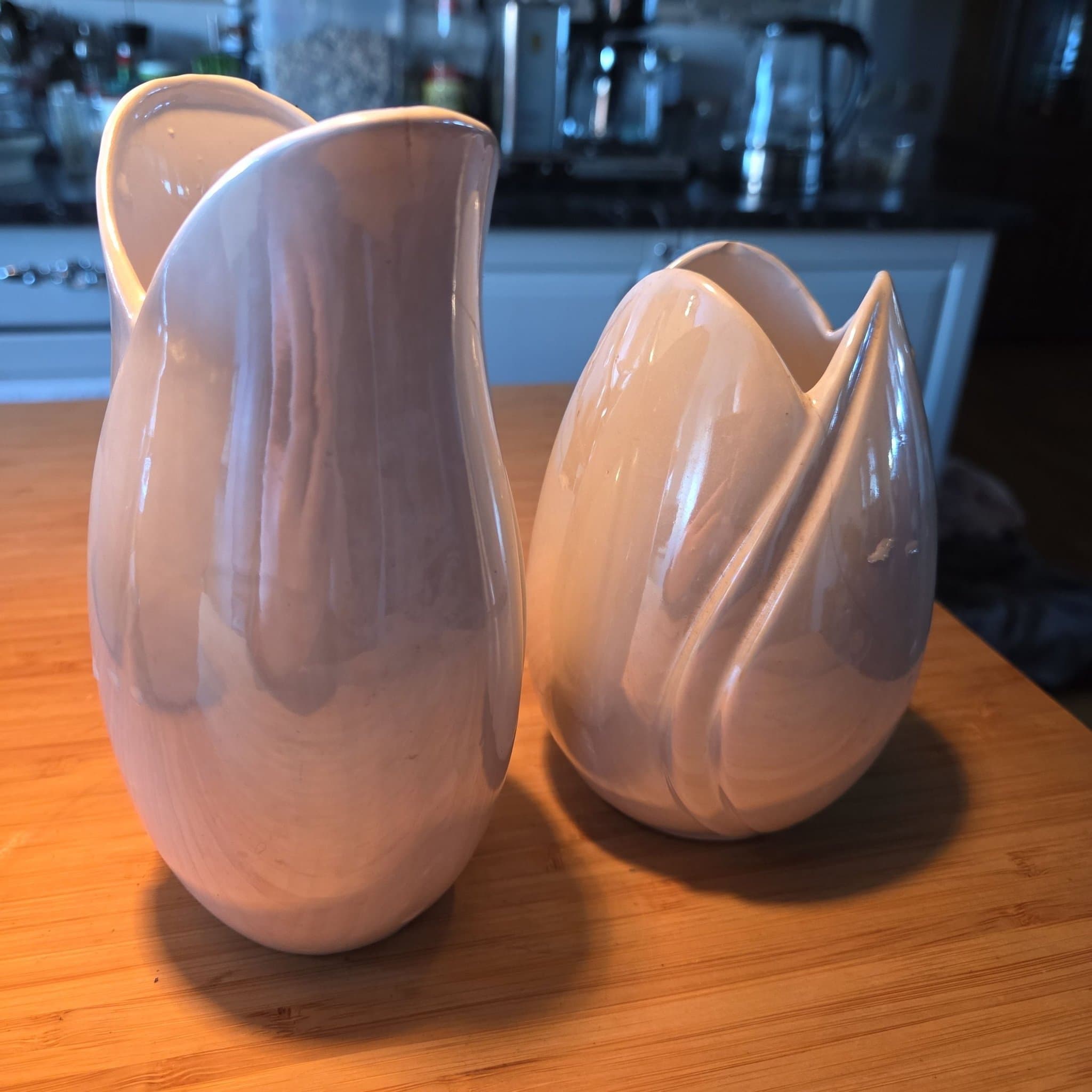 Två vita vaser i form av tulpaner i Pärlemor