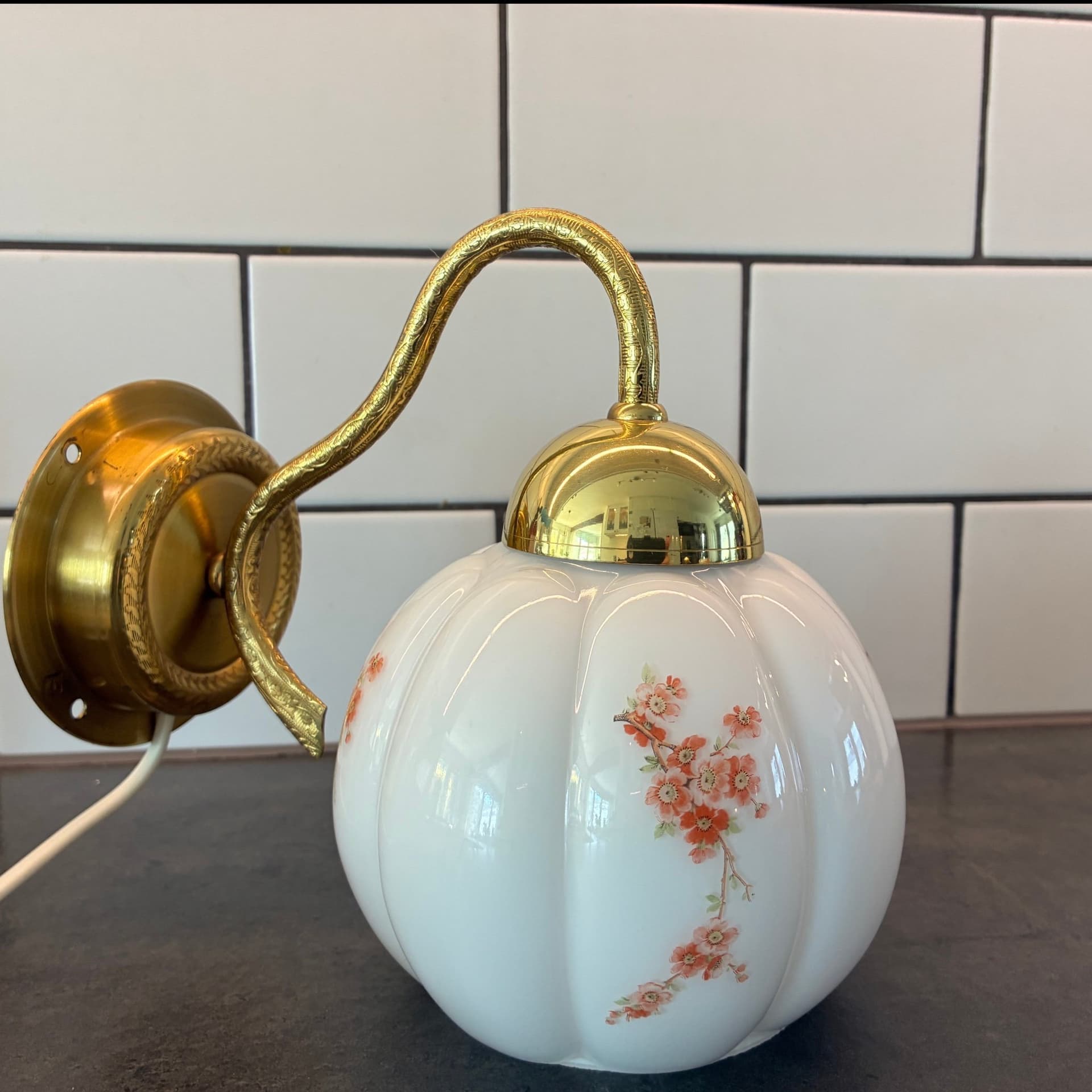 Vintage vägglampa med pumpaformad glaskupa