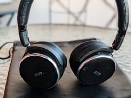 AKG N60NC brusreducerande hörlurar + fodral + auxkabel