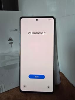 Samsung Galaxy S20 FE 5G i färgen Cloud White.