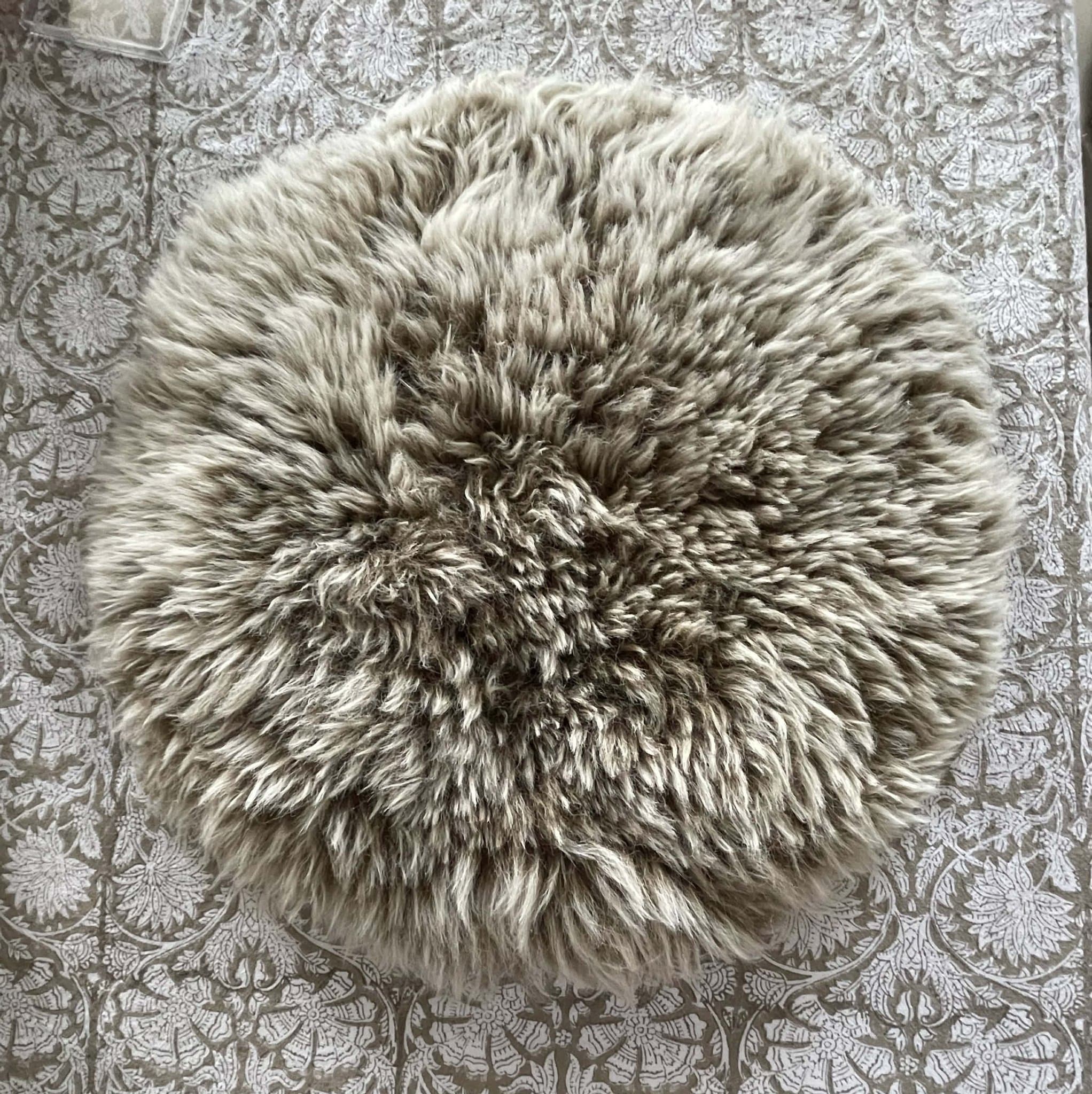 NYSKICK - 6 RUNDA STOLSDYNOR I FÅRSKINN - BRUN/BEIGE