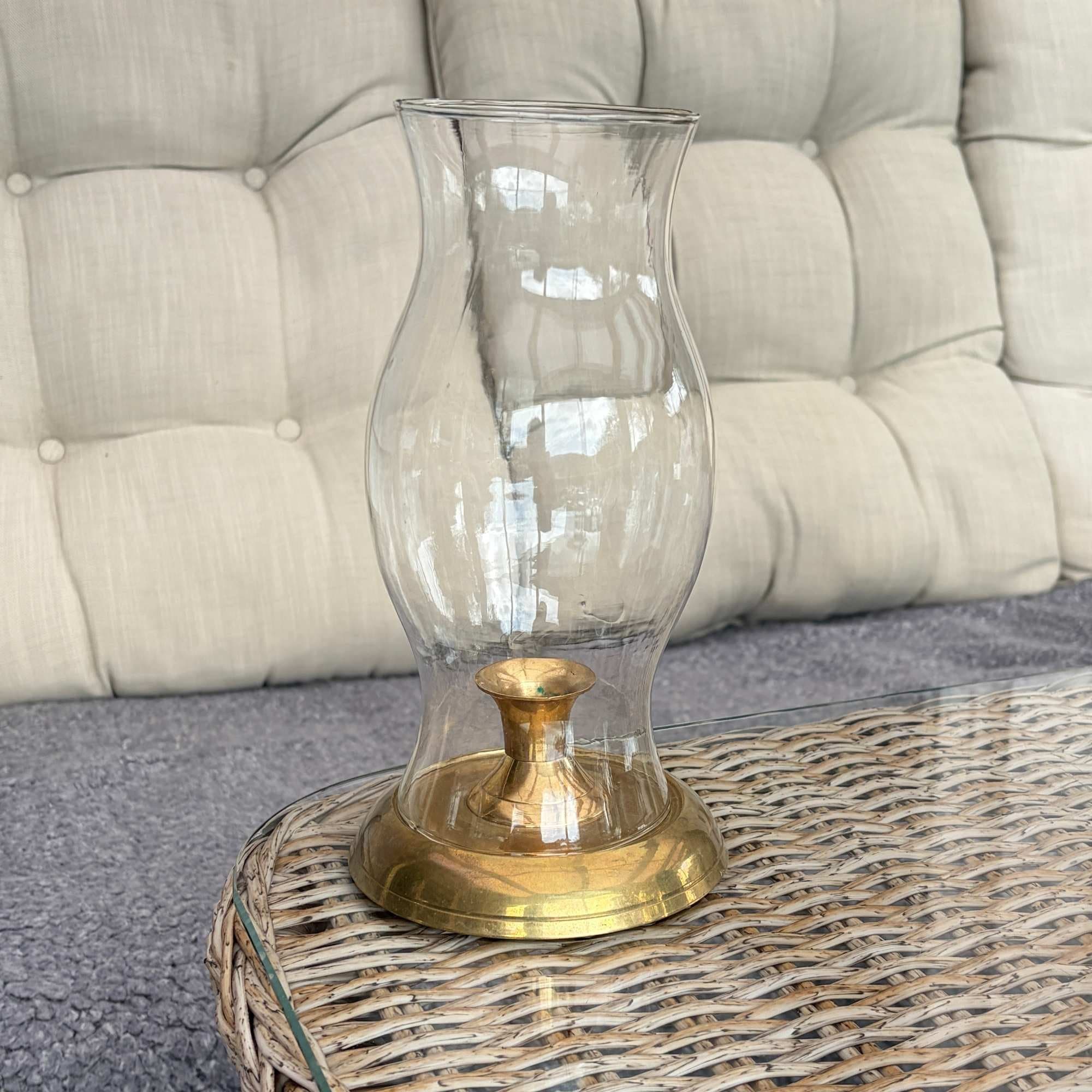 Stormlykta lykta i glas mässing ljusstake