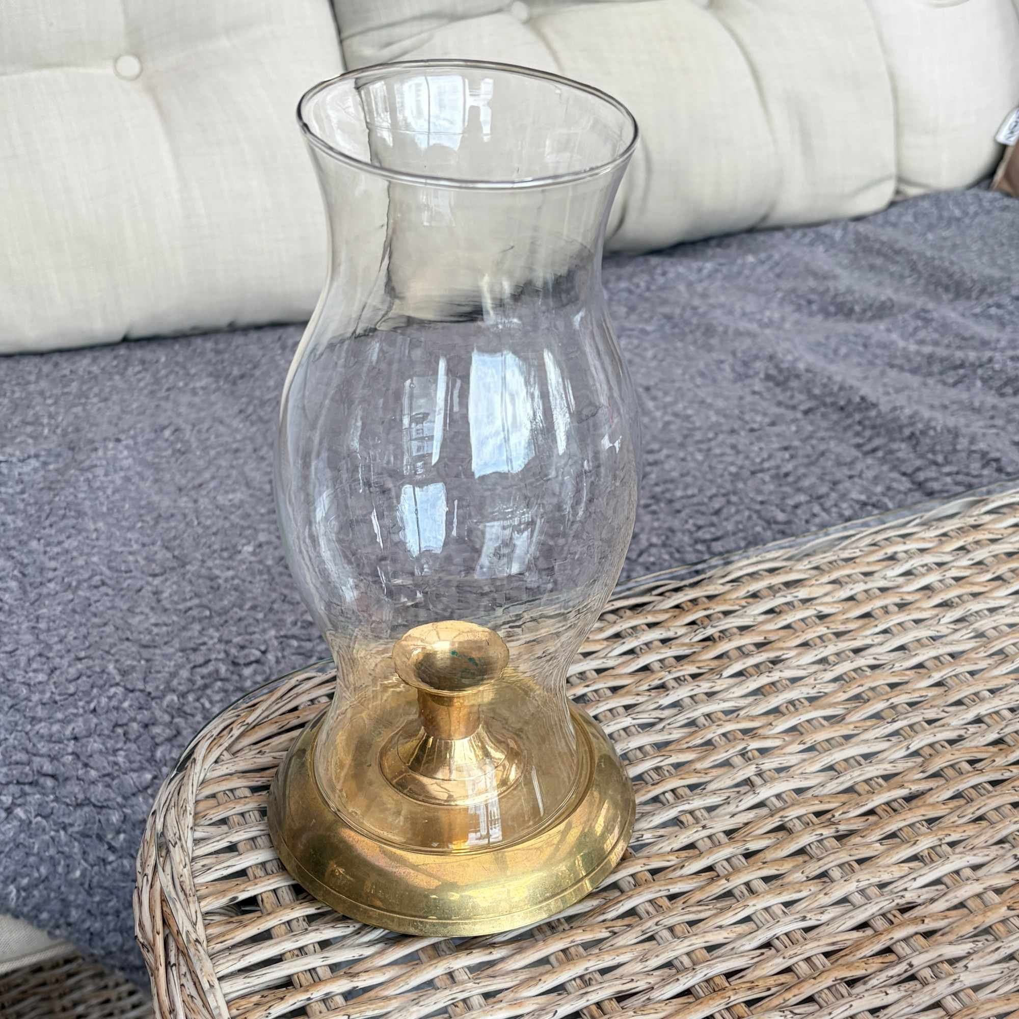 Stormlykta lykta i glas mässing ljusstake