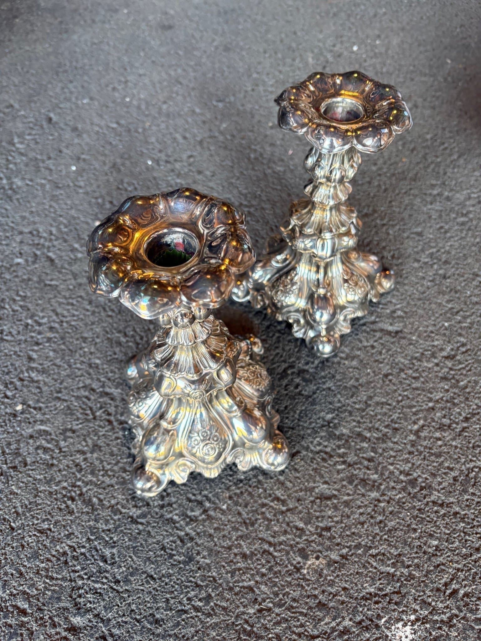 Två silverfärgade ljusstakar rokokostil