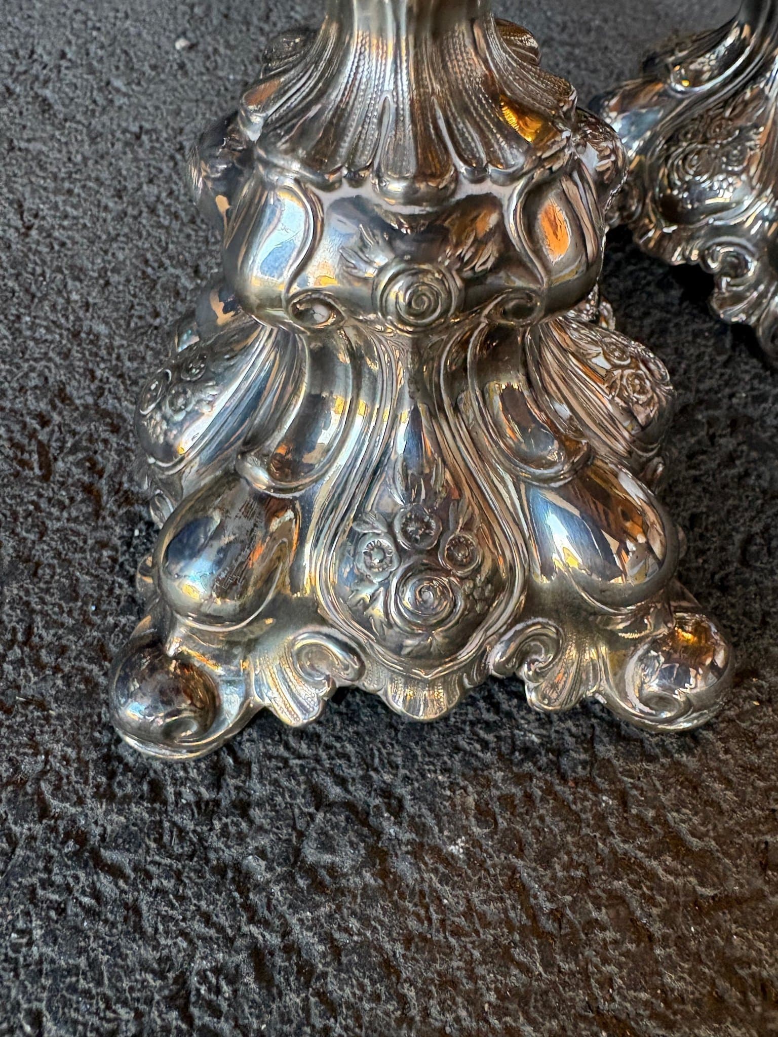 Två silverfärgade ljusstakar rokokostil