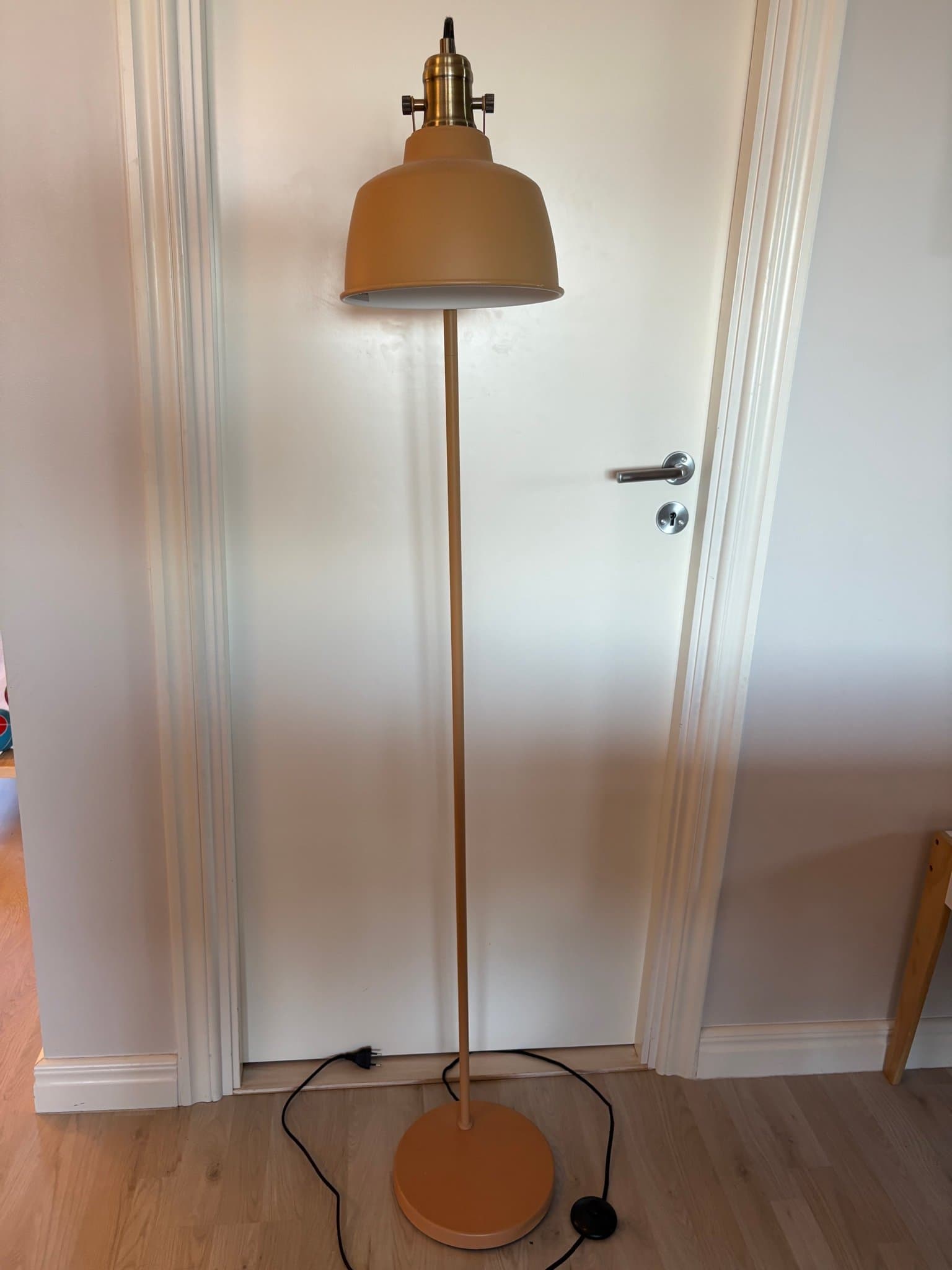 Golvlampa i metall