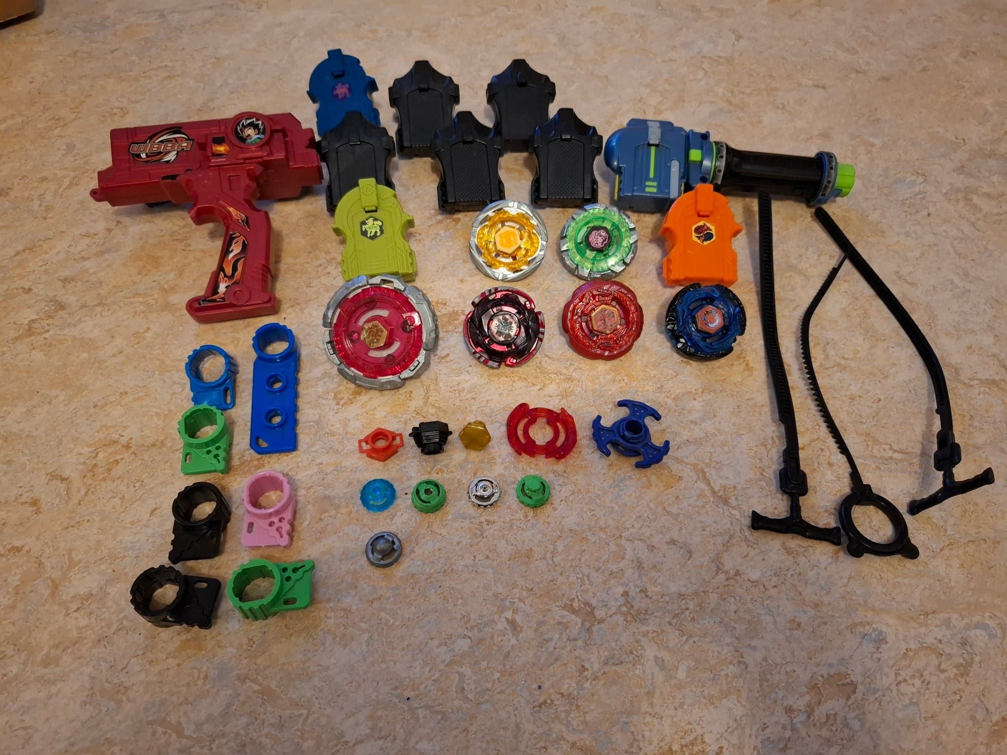Beyblade-set med 10 snurror, 2 avfyrningsmekanismer och tillbehör