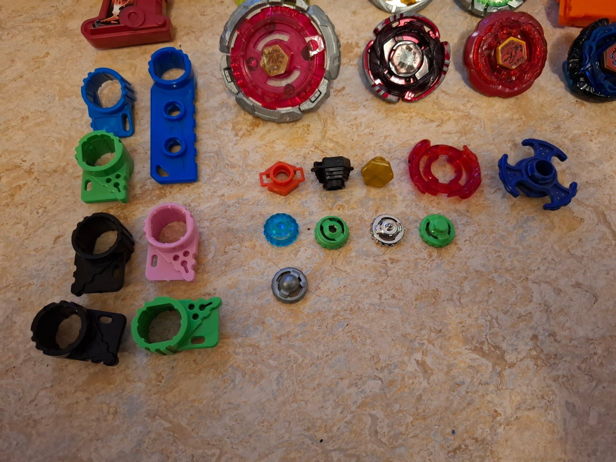 Beyblade-set med 10 snurror, 2 avfyrningsmekanismer och tillbehör