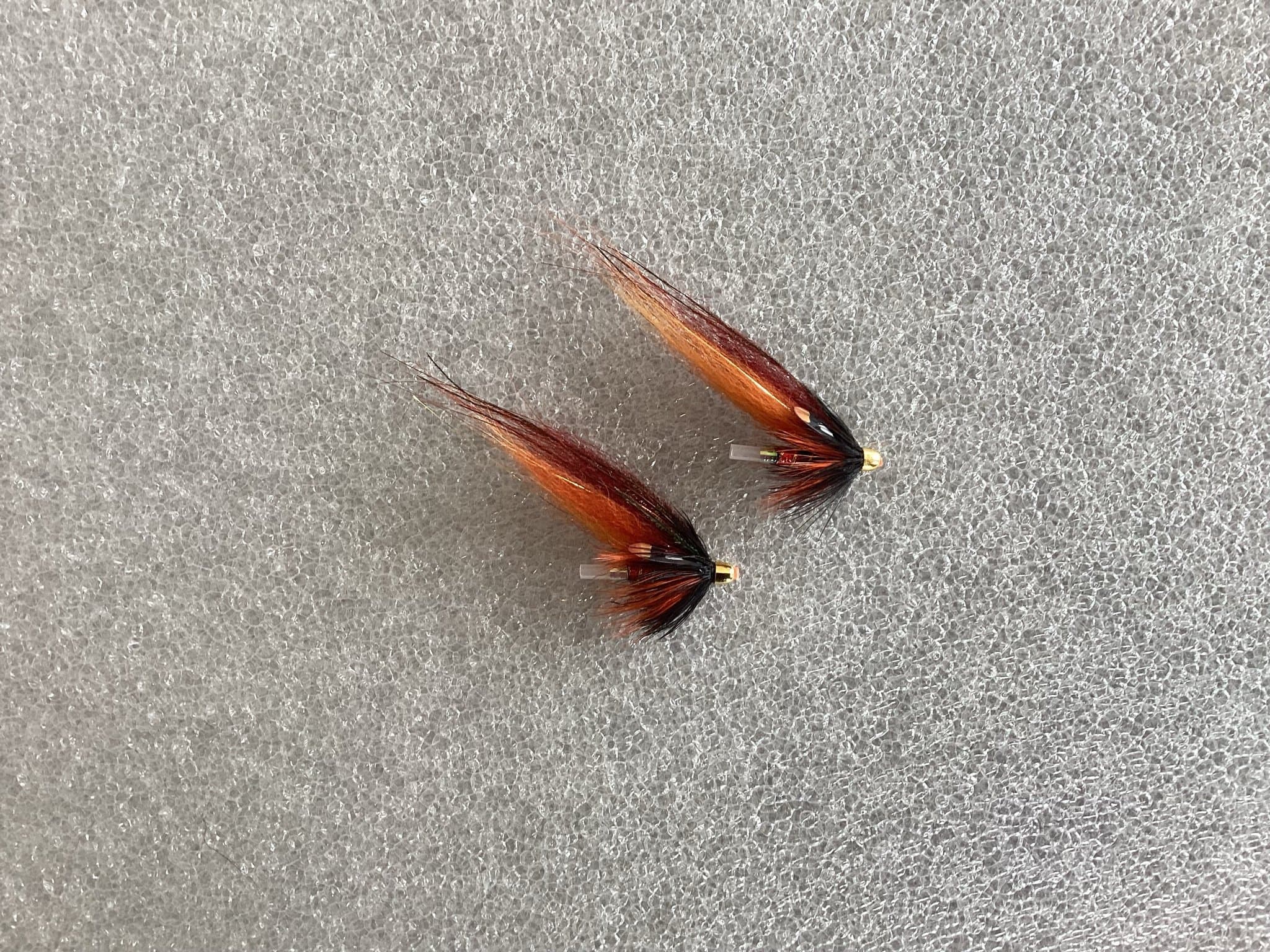 2 st streamerflugor med orange/brun kropp och guldskalle