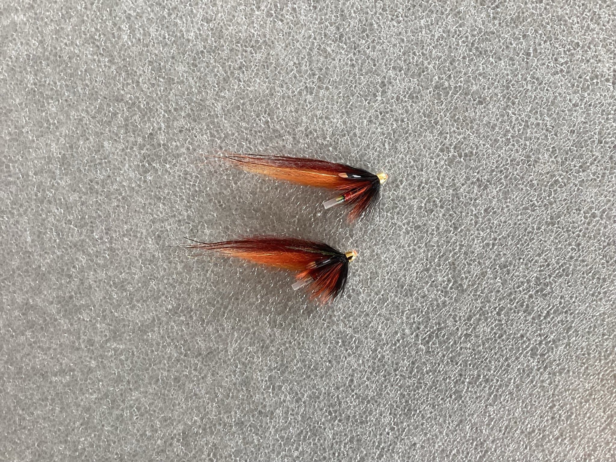 2 st streamerflugor med orange/brun kropp och guldskalle