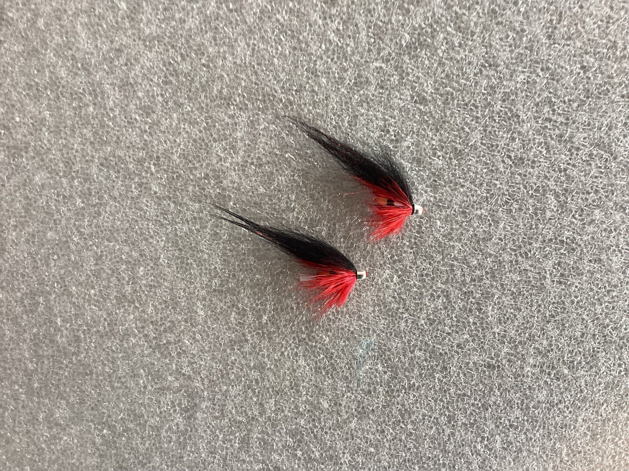 Flugor för fiske i svart och röd