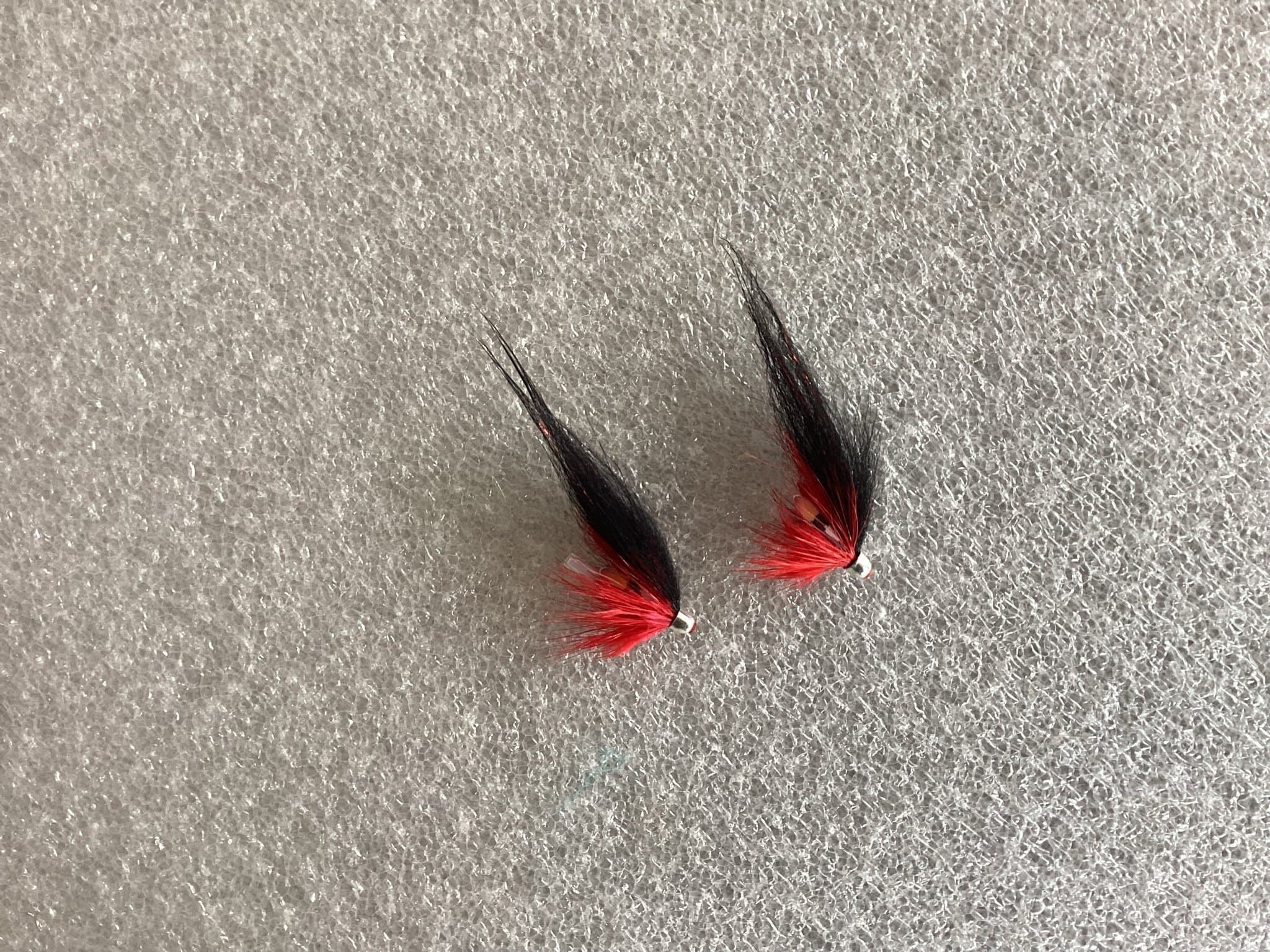 Flugor för fiske i svart och röd