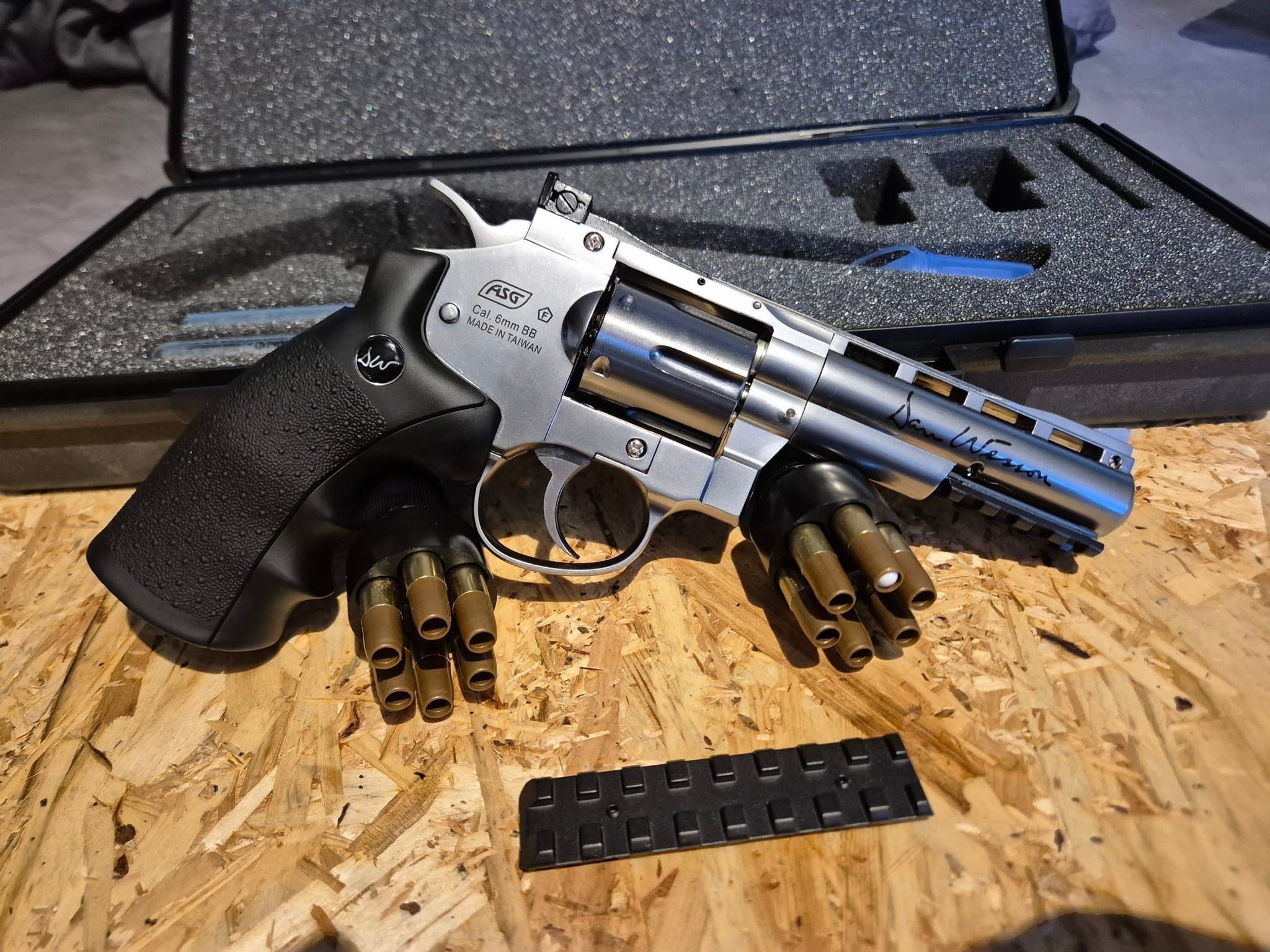 Dan Wesson 4” Airsoft Revolver – CO2 – Full Metal – 6mm BB – ASG