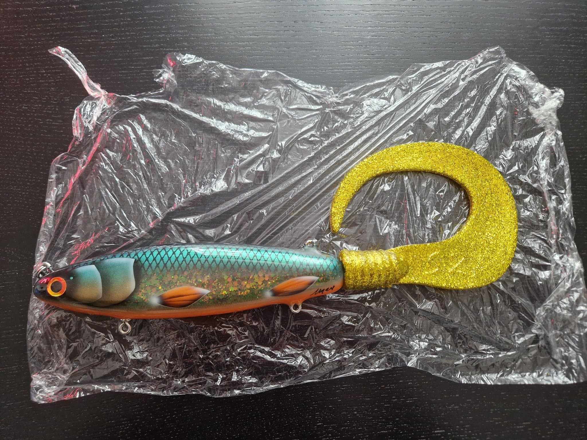 Ulm Lures Gigatail Terra 50 cm i färgen Hot Damn