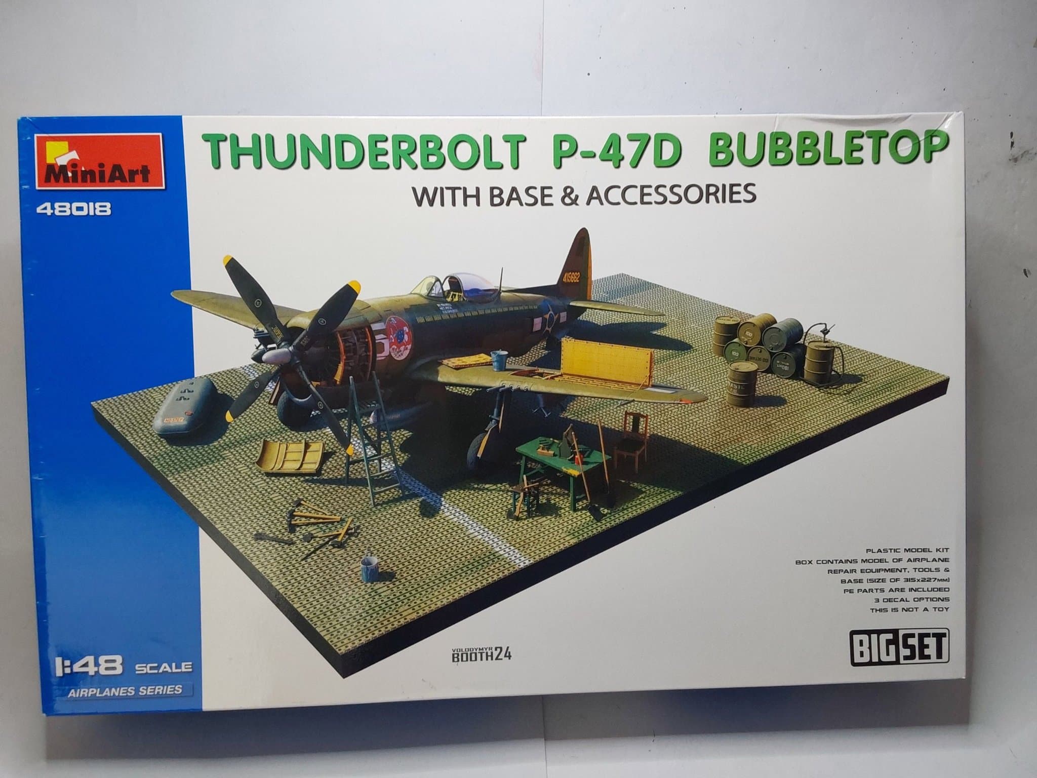 Thunderbolt P-47D Bubbletop modellflygplan med bas och tillbehör från Miniart
