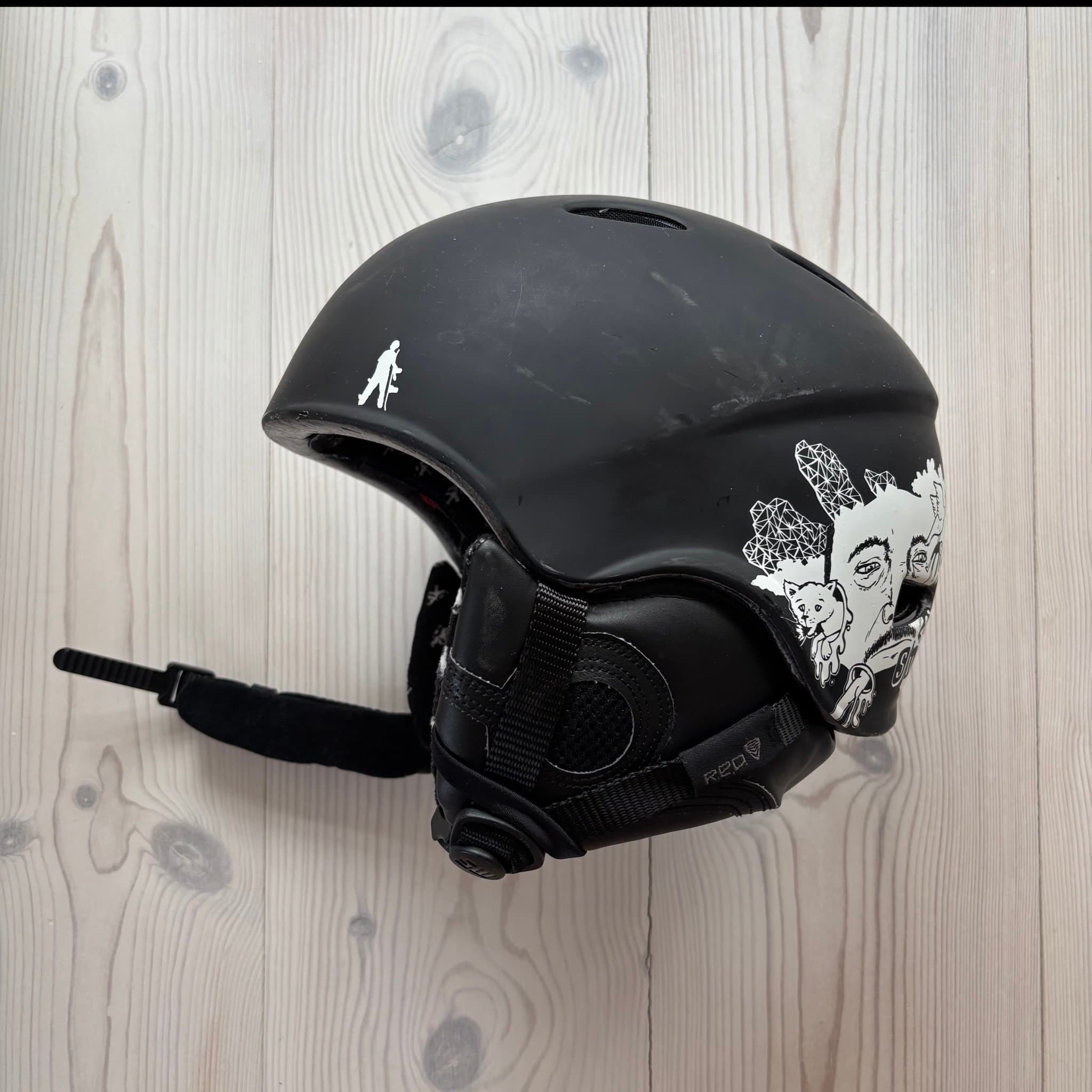 RED Hi-Fi Skidhjälm Storlek M (57-59 cm)