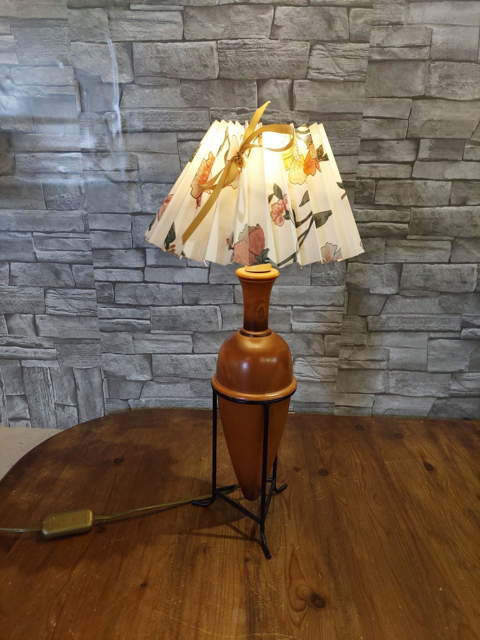 Bordslampa i trä med blommig skärm i retrostil