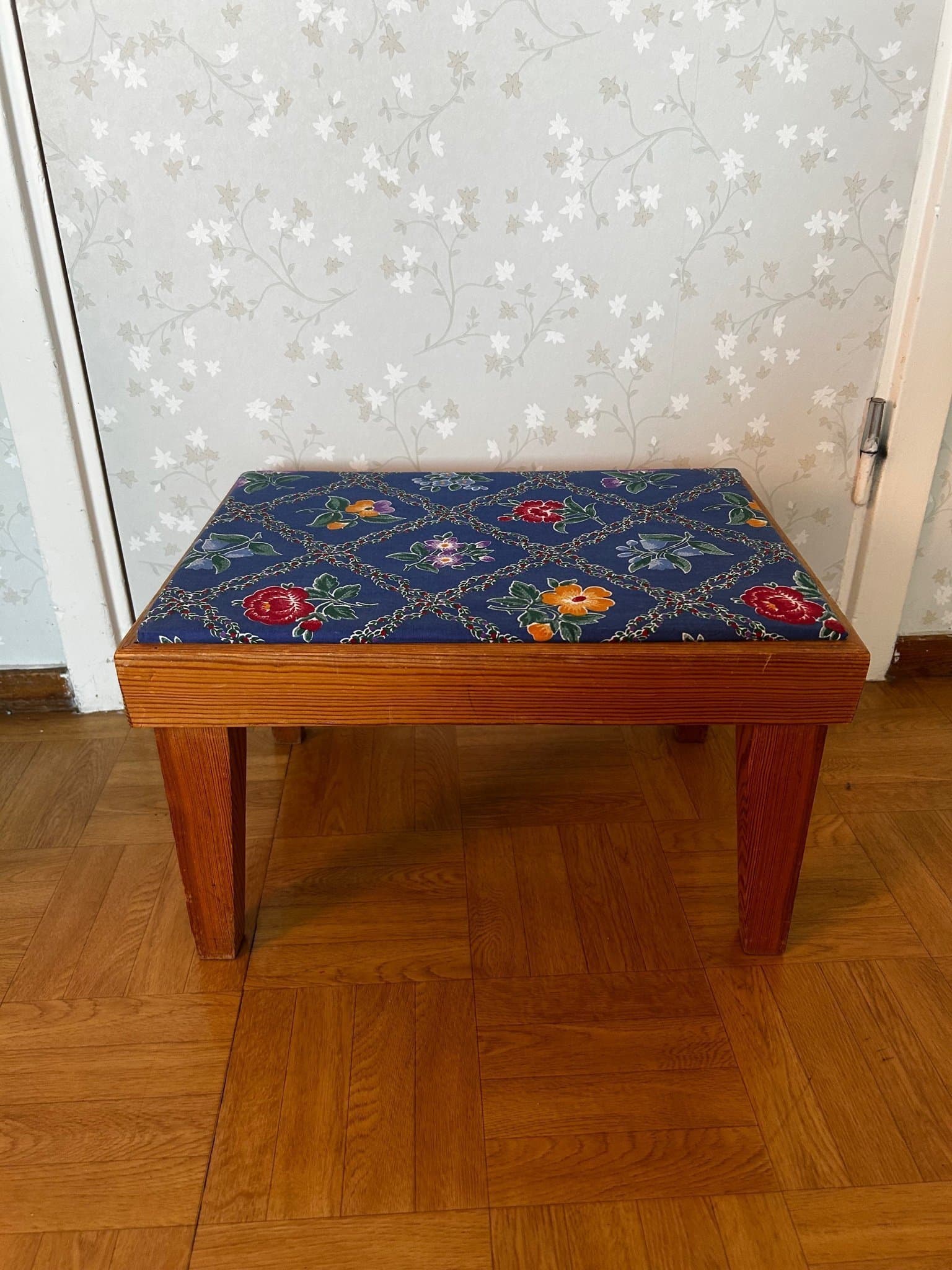Handgjord Lågt pall / Fotpall med blommigt tyg