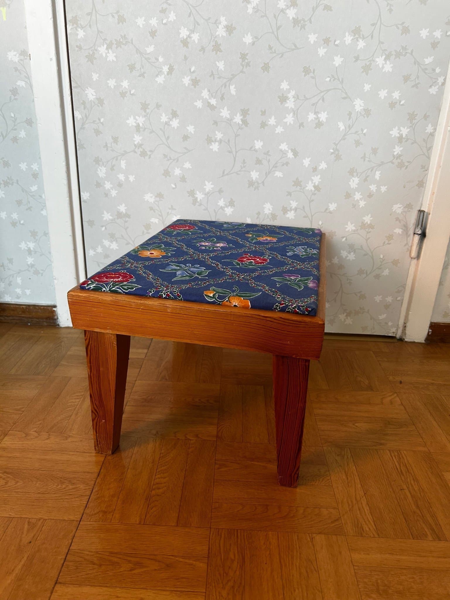 Handgjord Lågt pall / Fotpall med blommigt tyg