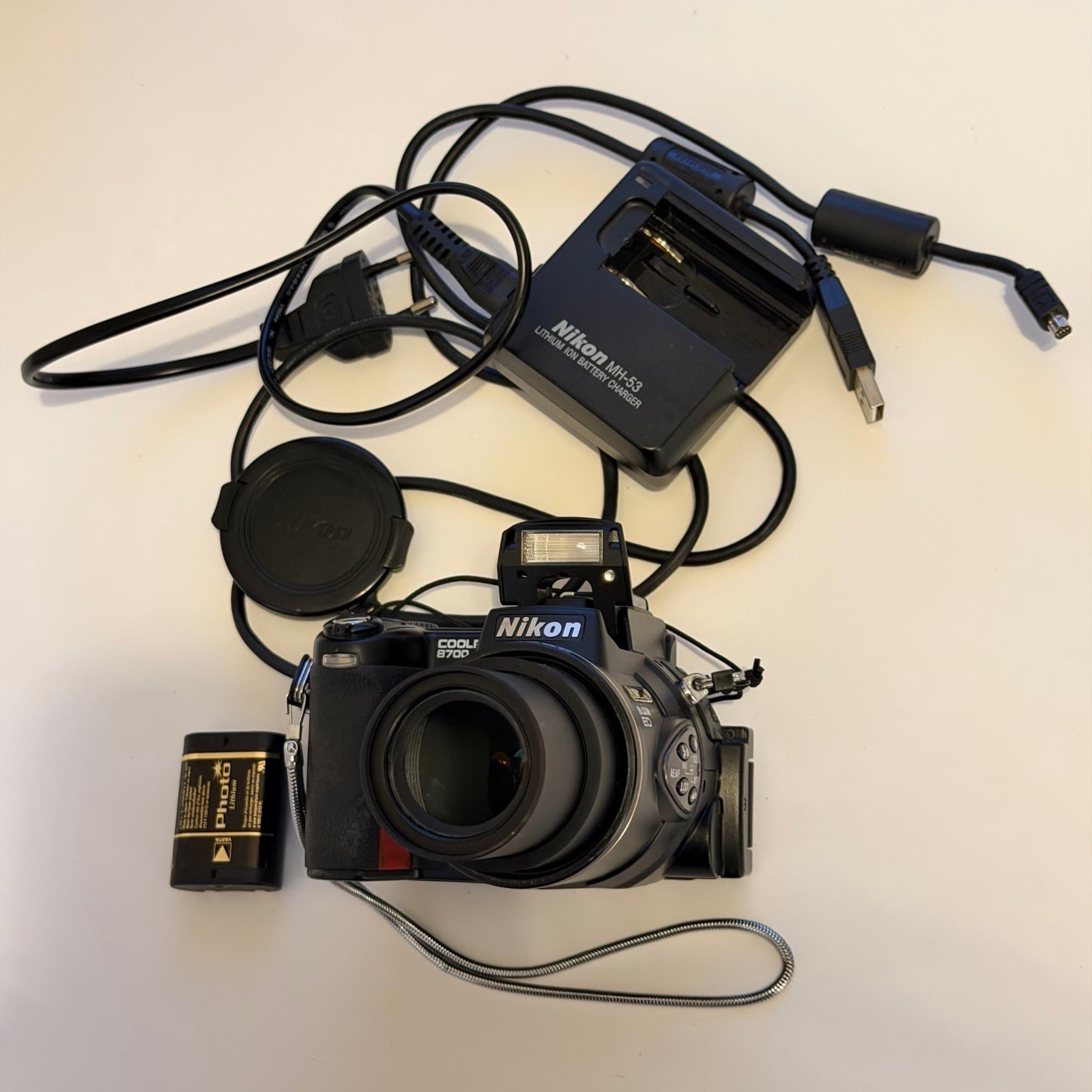NIKON COOLPIX 8700 Digital Camera 8.0MP 8X Zoom ( Fullt Fungerande