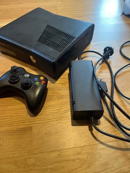 Xbox 360 S Konsol med handkontroll och strömadapter