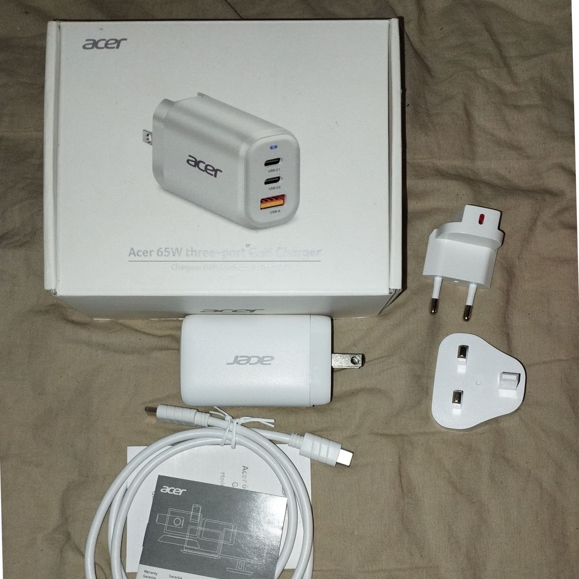 Acer 65W GaN med tre usb-portar samt tre utbytbara kontakter(EU,US,UK)