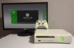 Xbox 360 konsol med handkontroll och kablar