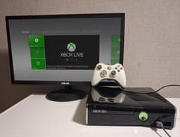 Xbox 360 S konsol med en handkontroll