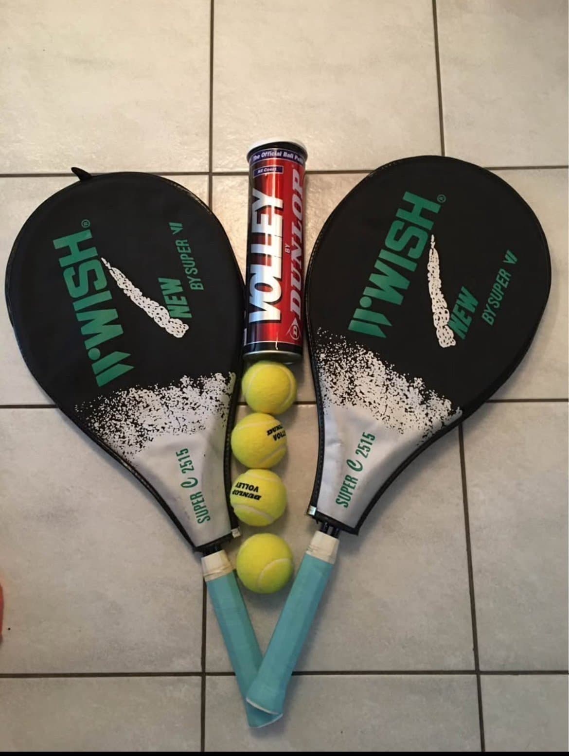 Två W'Wish Super C 2515 tennisracketar med Dunlop Volley tennisbollar