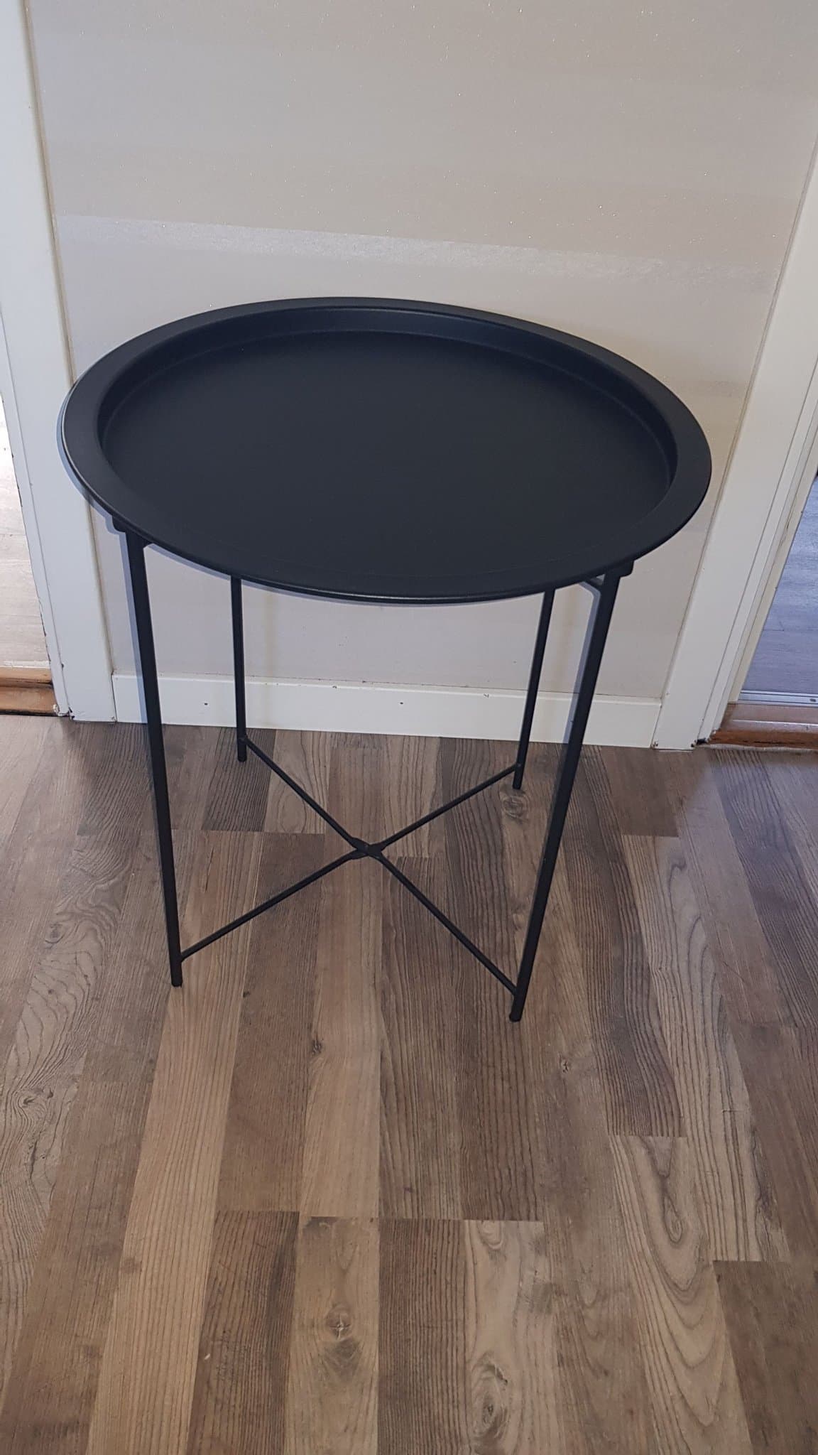 Svart runt sidobord