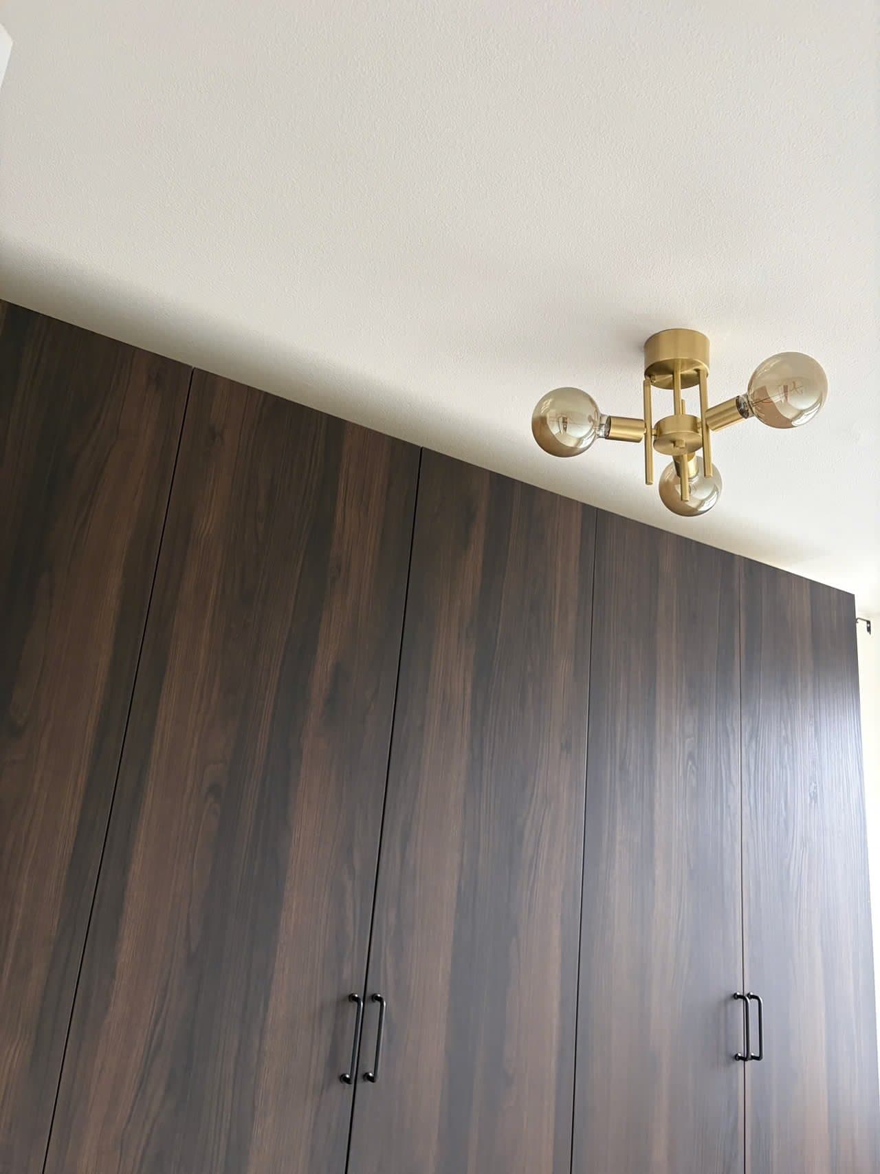 Modern lampa Taklampa i mässing med tre ljuskällor