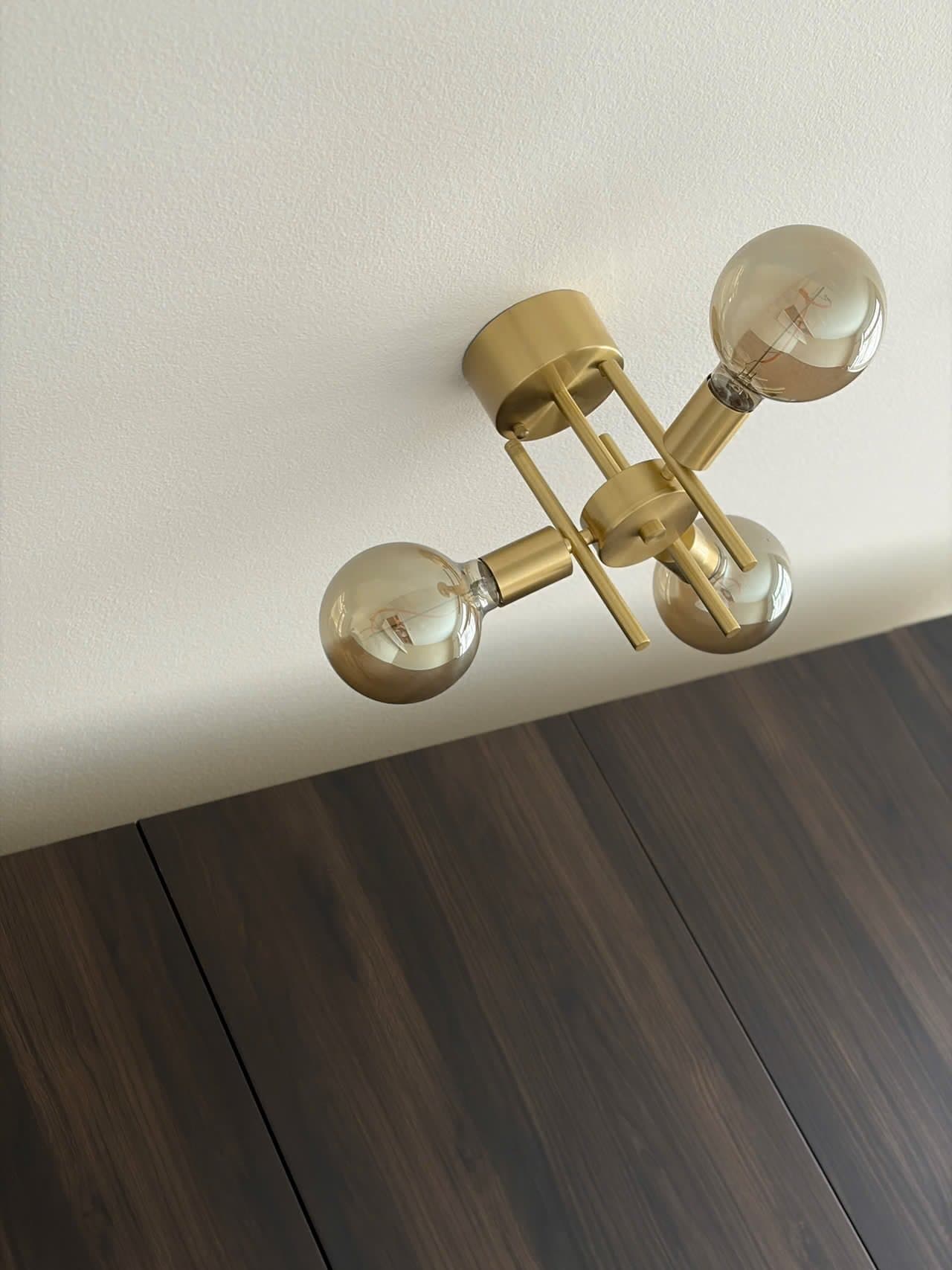 Modern lampa Taklampa i mässing med tre ljuskällor
