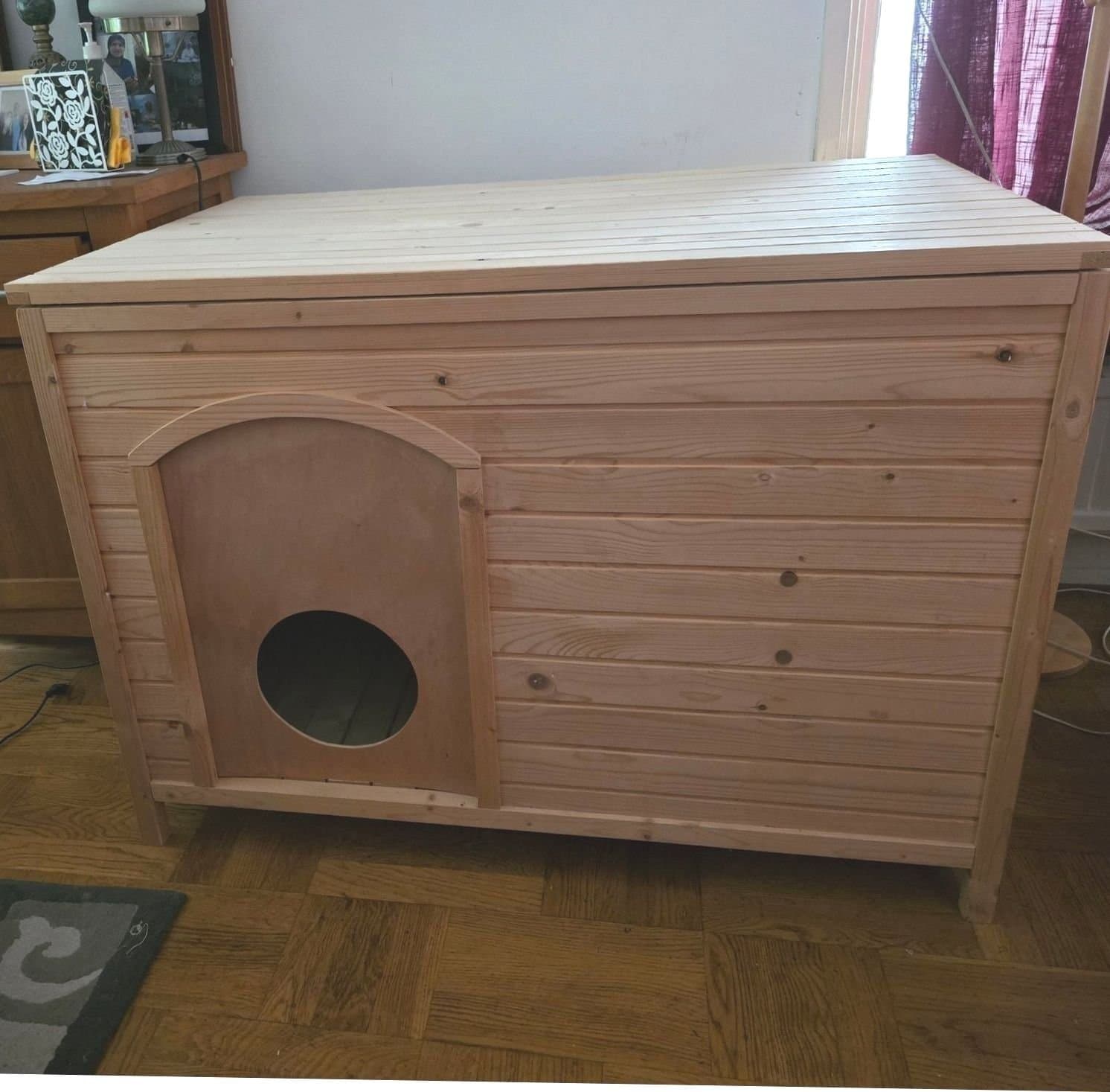 Ett stort Hund eller katt hus i trä