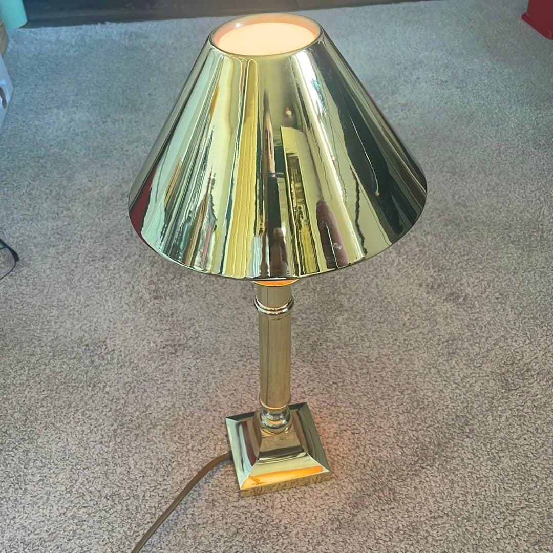 Bordslampa i mässing med mässing skärm