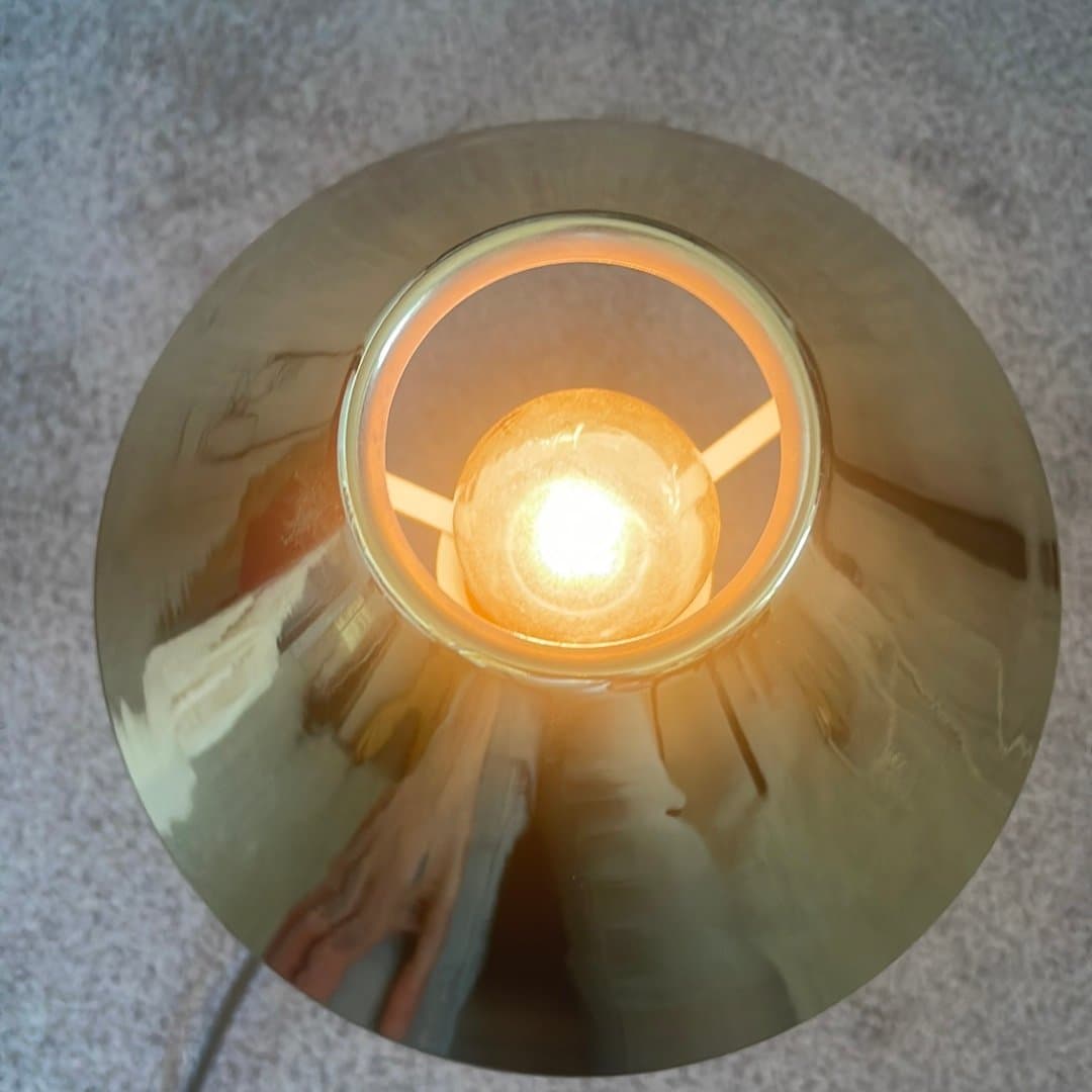 Bordslampa i mässing med mässing skärm