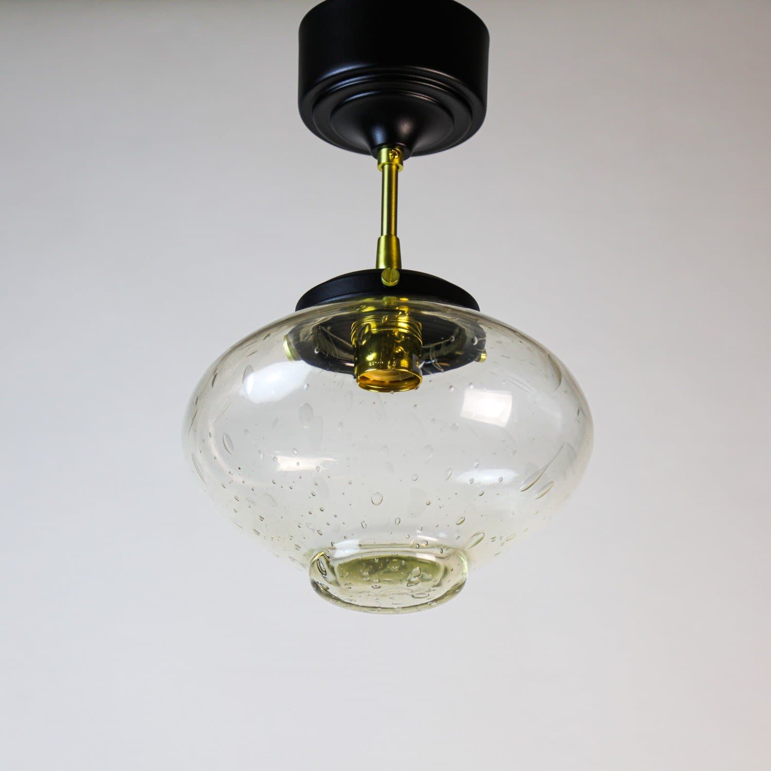Retro taklampa, skärm kupa i bubbligt glas, 60-tal. Oanvänt upphäng metall.