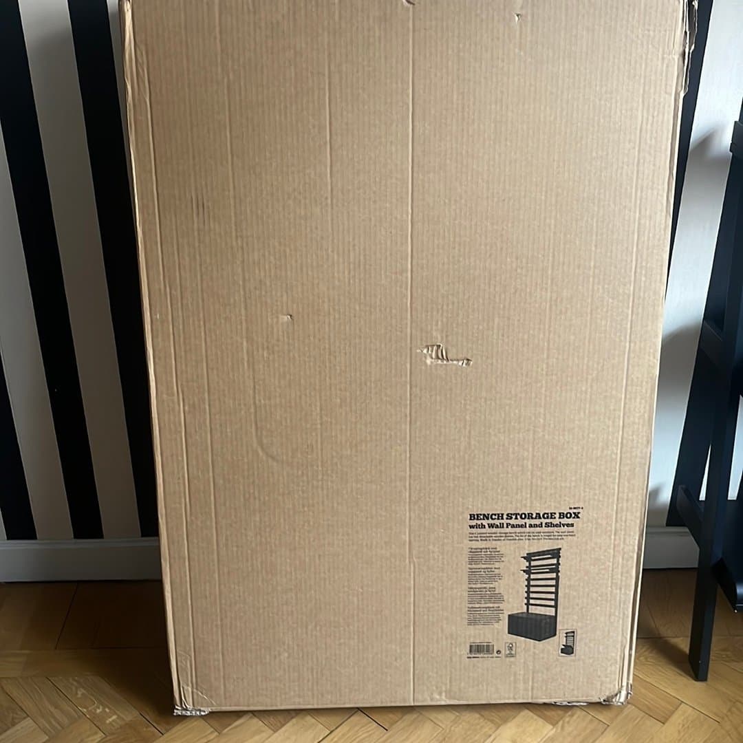 Balkong möbel. Förvaringsbänk med väggpanel och hyllor