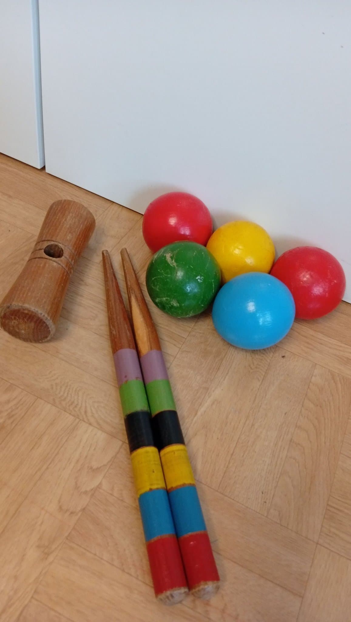 Utespel i trä bollar. Delar tillbehör