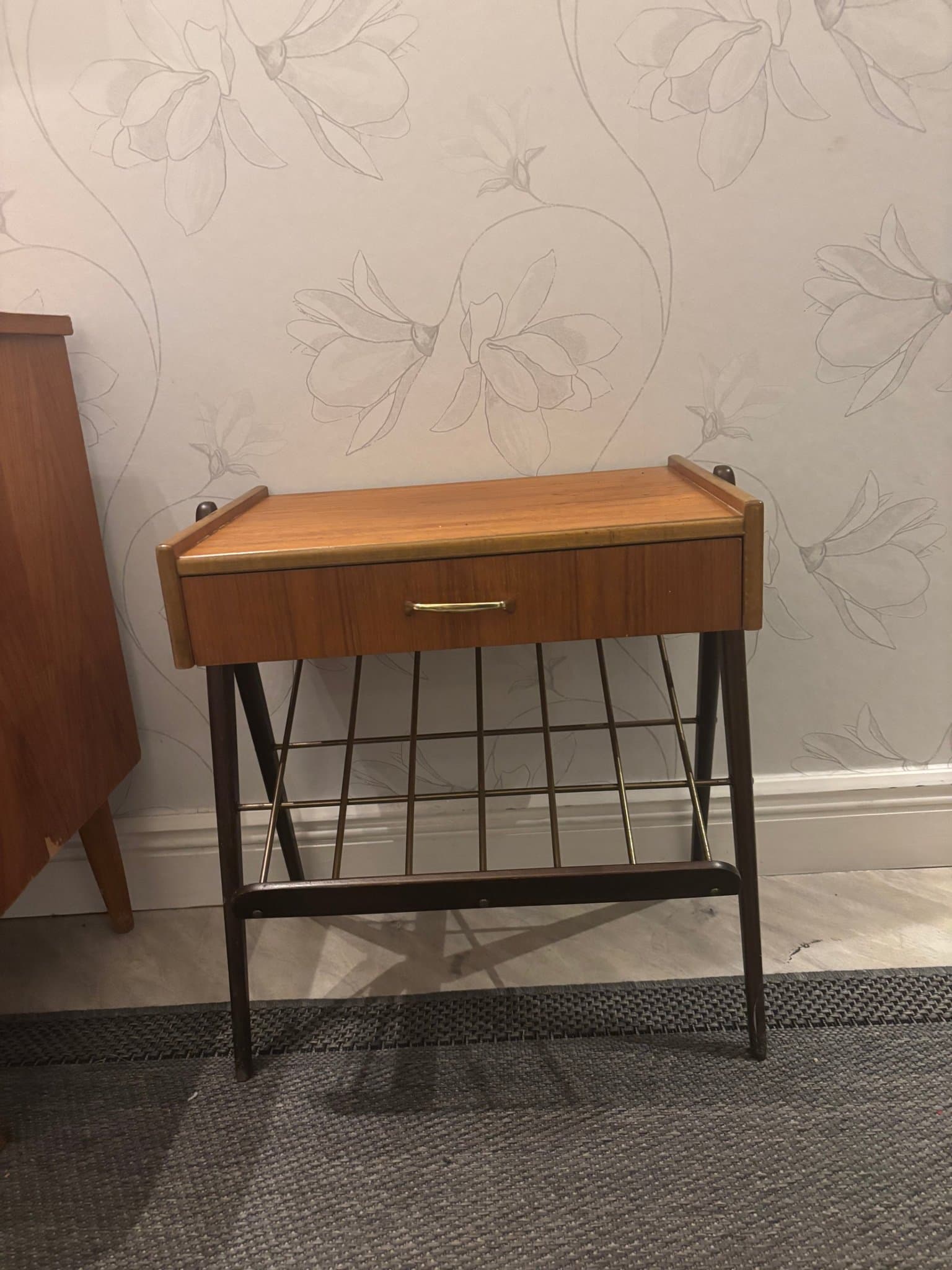 Sängbord i teak med låda och tidningshylla