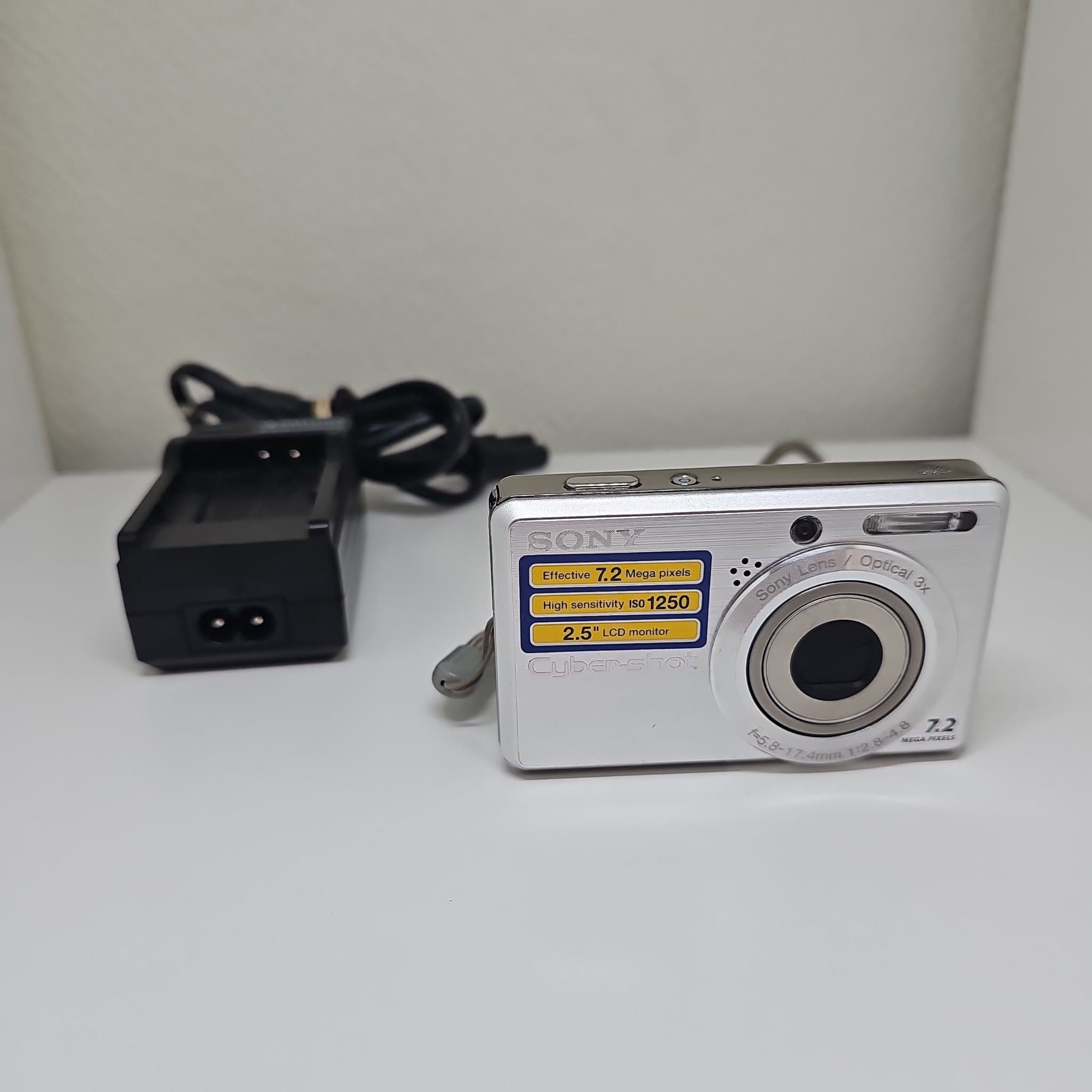 Digitalkamera Sony Cyber shot DSC S750 med 2 GB minneskort