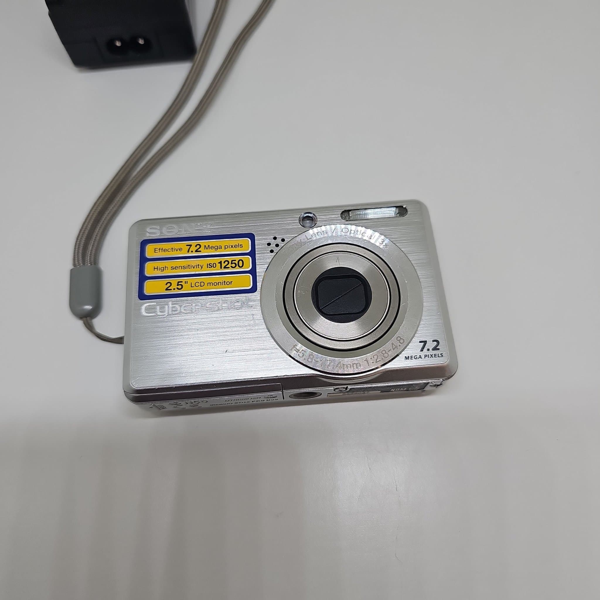 Digitalkamera Sony Cyber shot DSC S750 med 2 GB minneskort