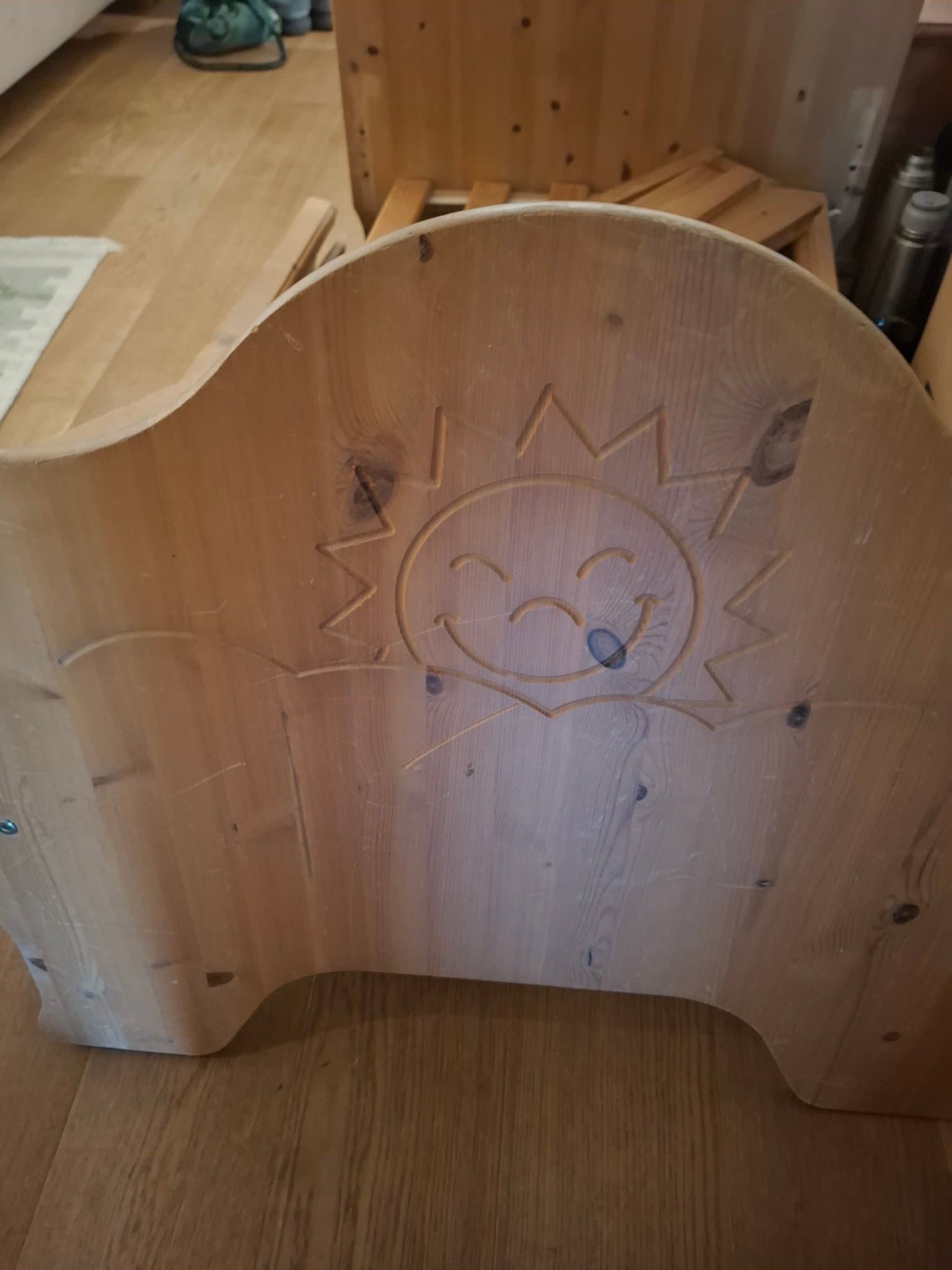 Växer med sin säng,Träsäng med solmotiv handtverk mycket bra till användning.