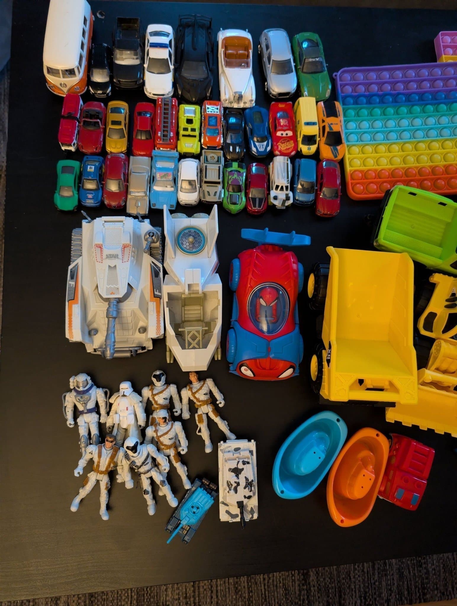 Leksakssamling - Bilar, Figurer & Pop-its