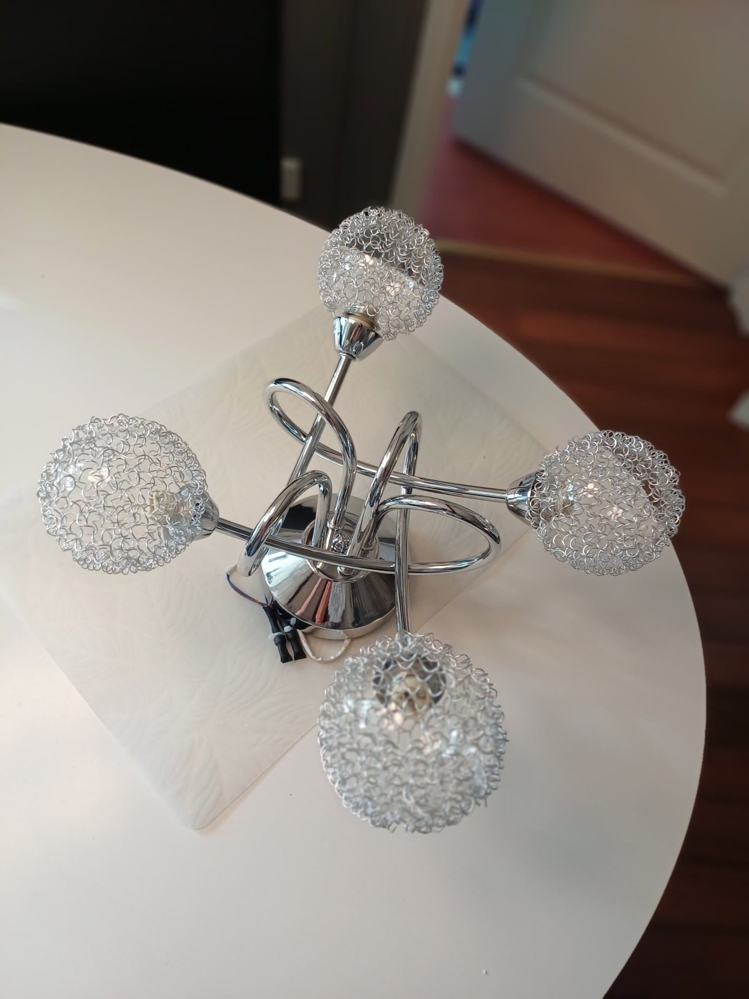 Taklampa med lampskärmar i tråd för 4 G9 LED-lampor
