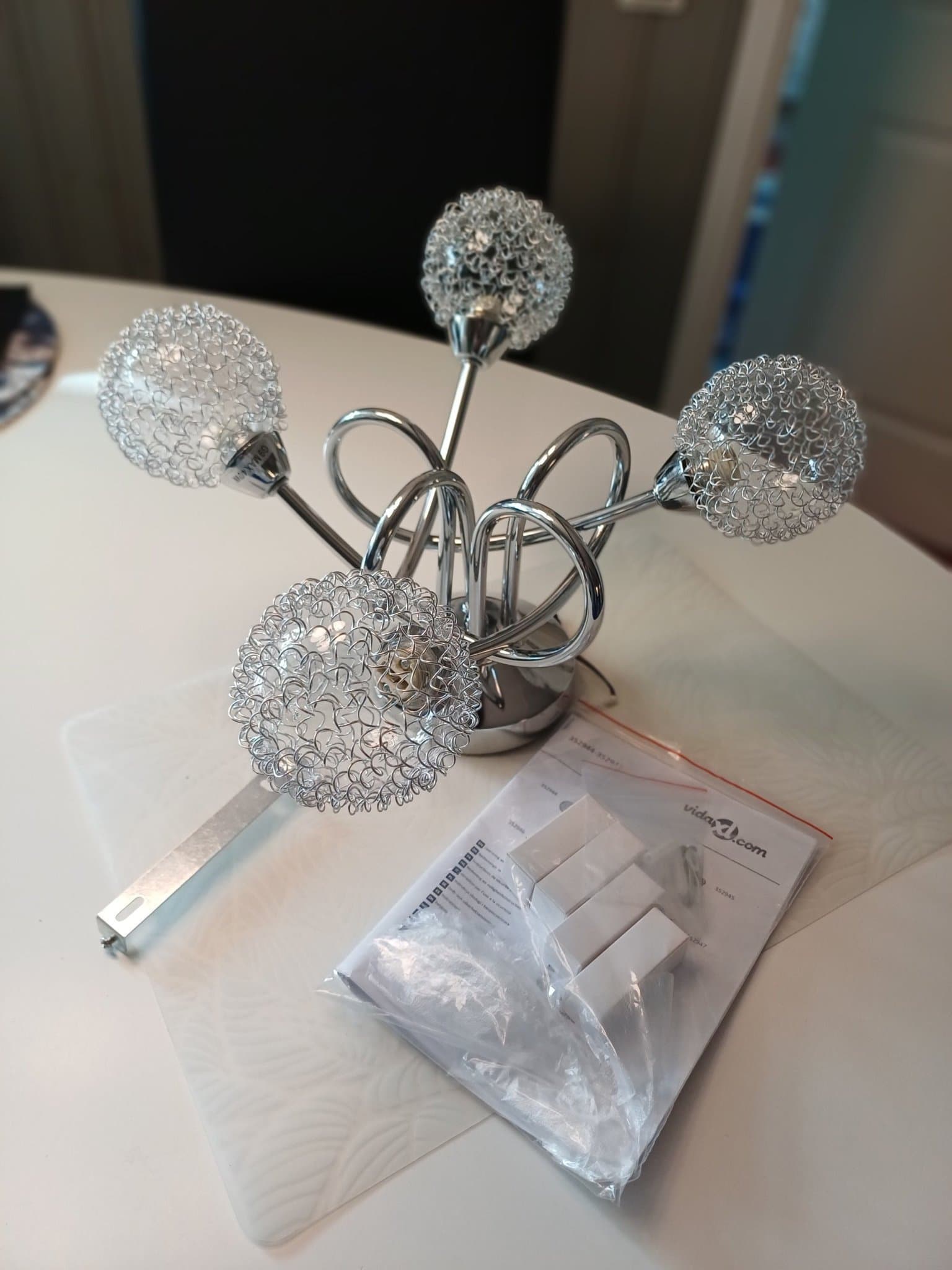 Taklampa med lampskärmar i tråd för 4 G9 LED-lampor