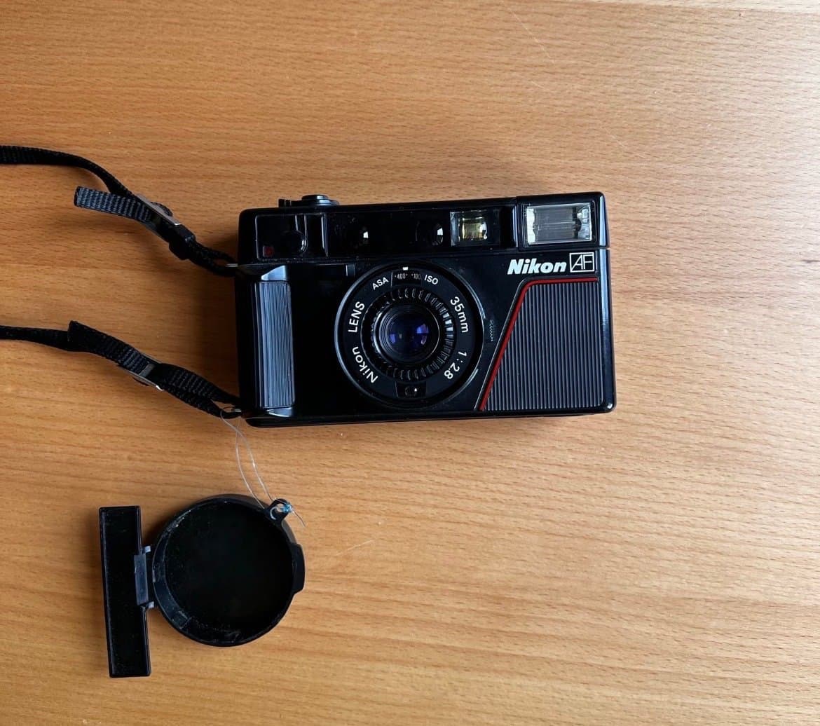 Analog kamera Nikon L35AF med tillhörande fodral