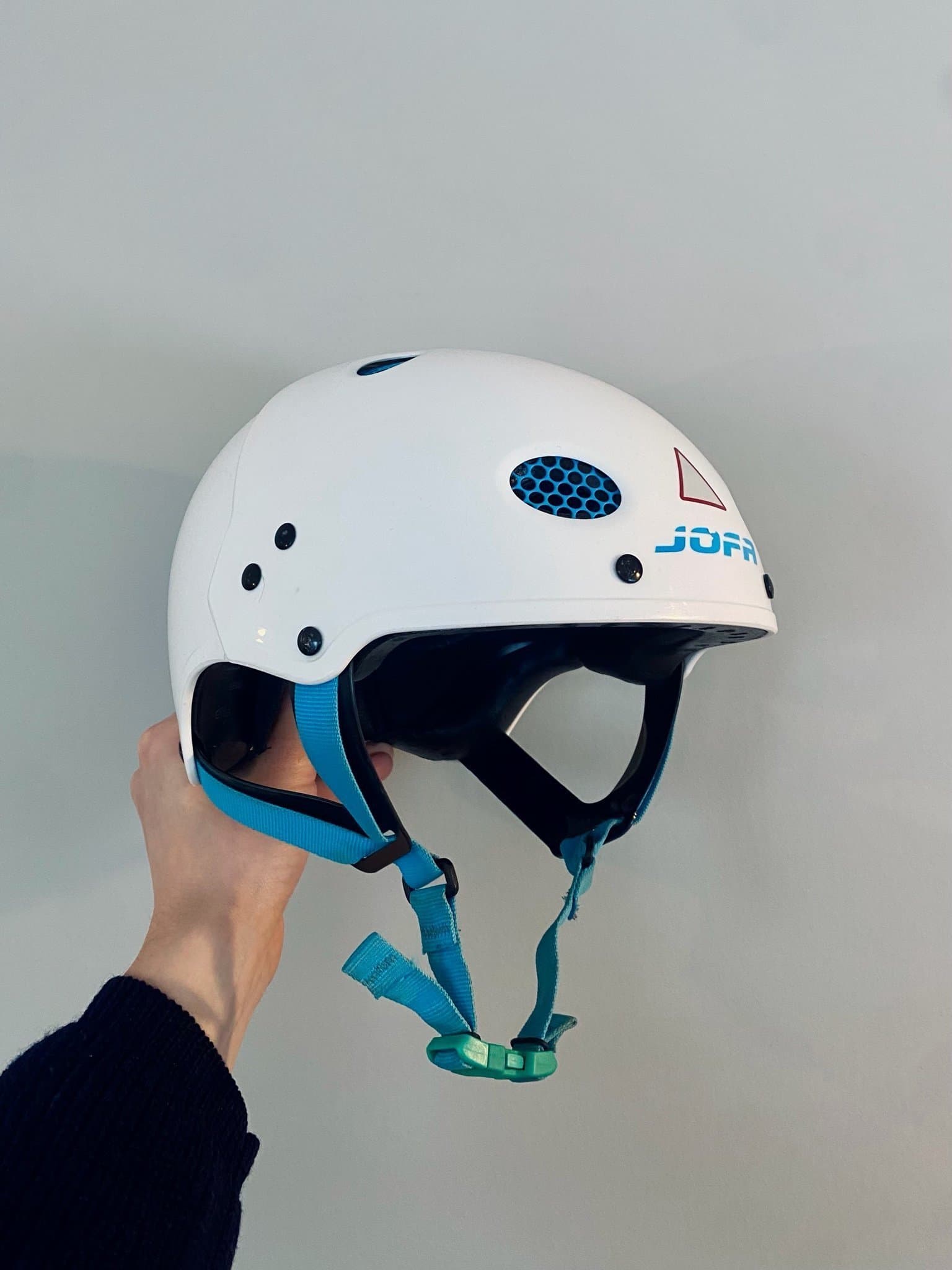 Jofa 715 LS Lekhjälm med grönt spänne – Storlek M (51,5-55,5 cm)